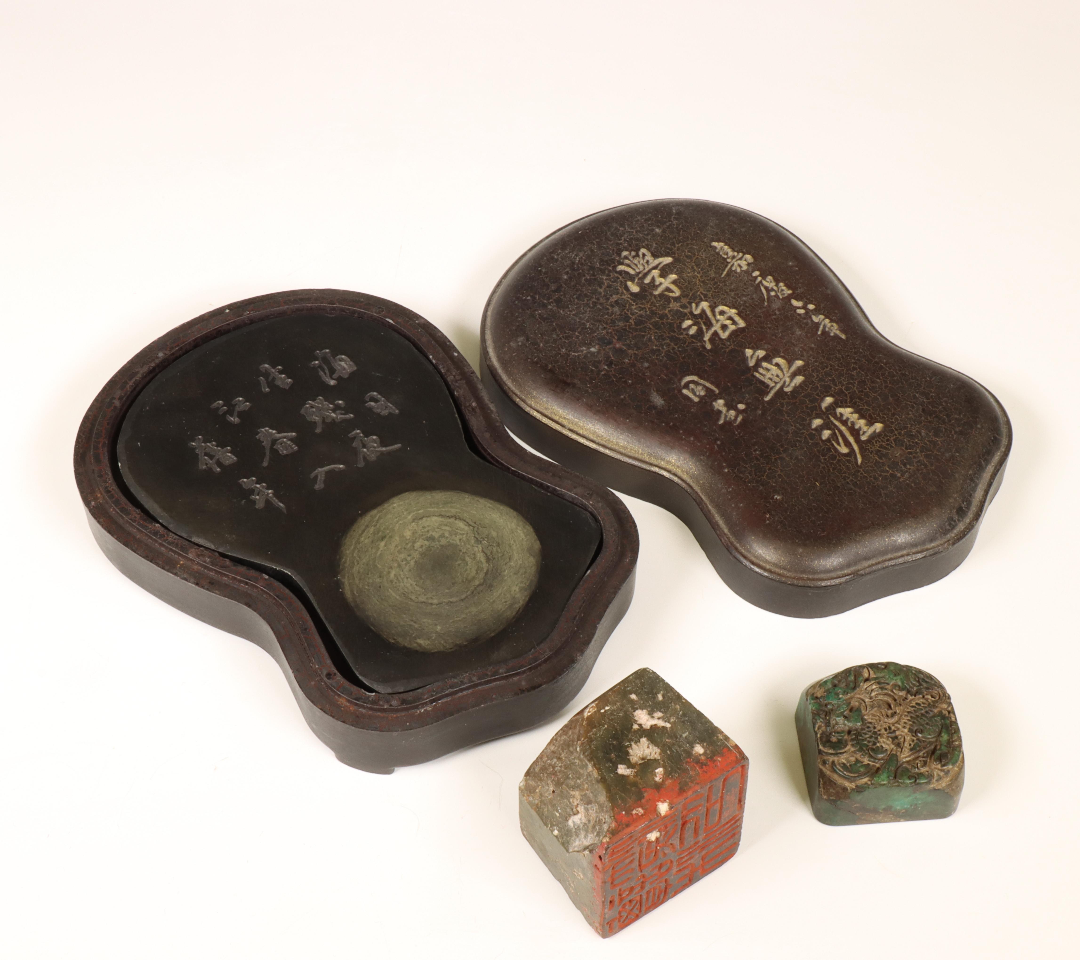 China, two stone seals and an ink stone, ca. 1900, - Bild 2 aus 2