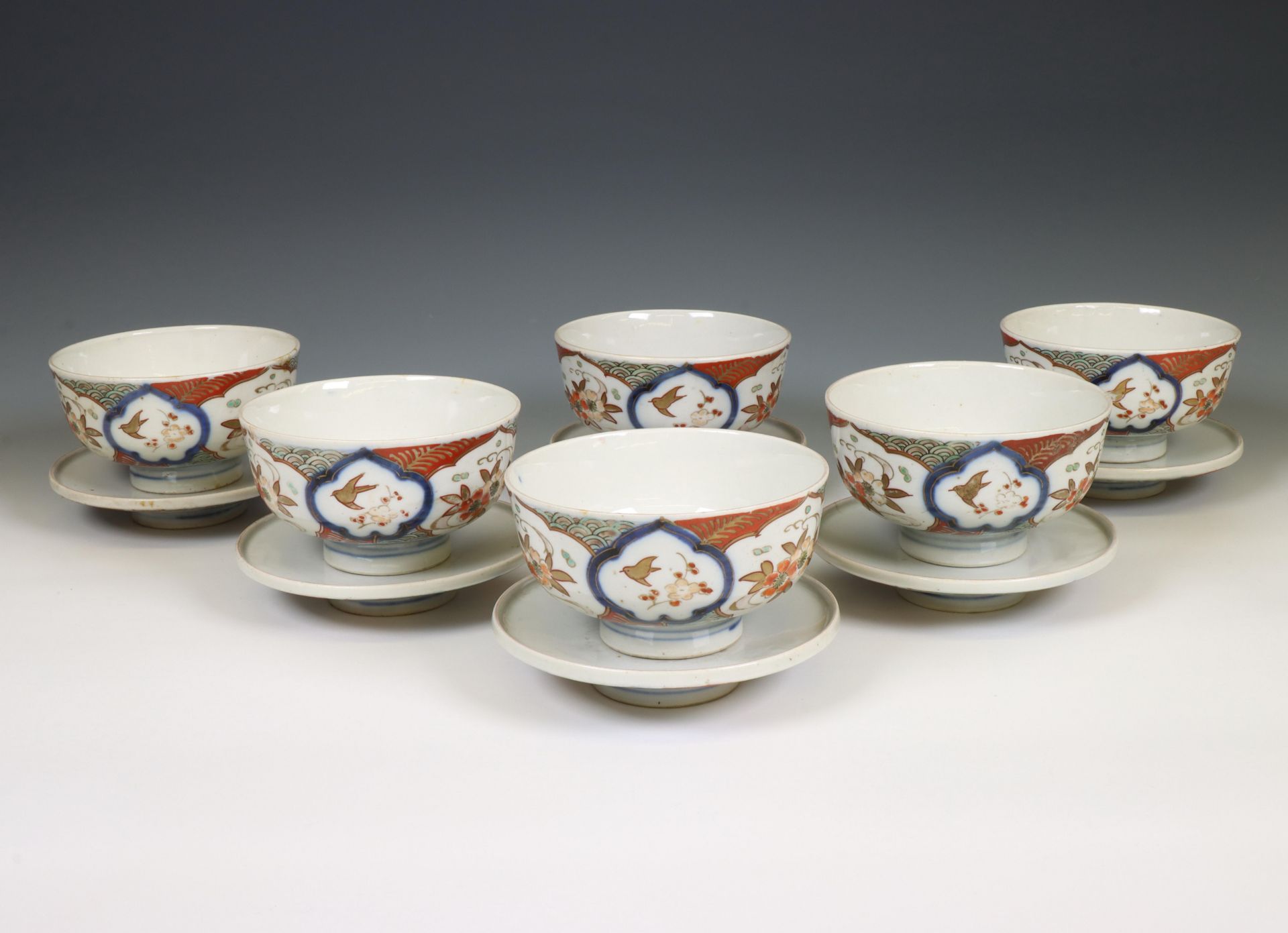 Japan, a set of six Imari porcelain bowls and covers, Meiji period (1868-1912), - Image 3 of 3