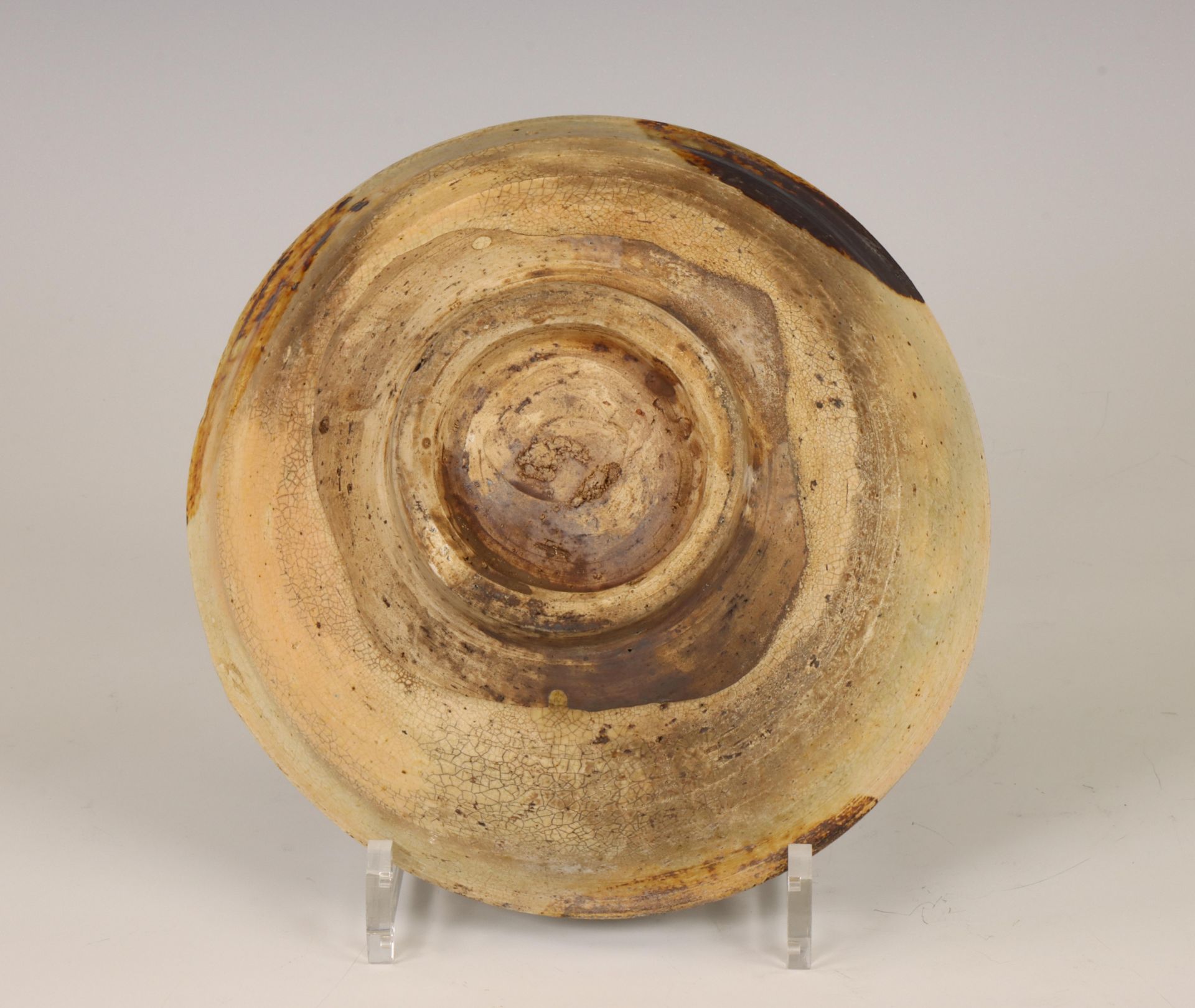 China, a cream-glazed pottery bowl, probably Tang dynasty (618-907), - Bild 3 aus 4