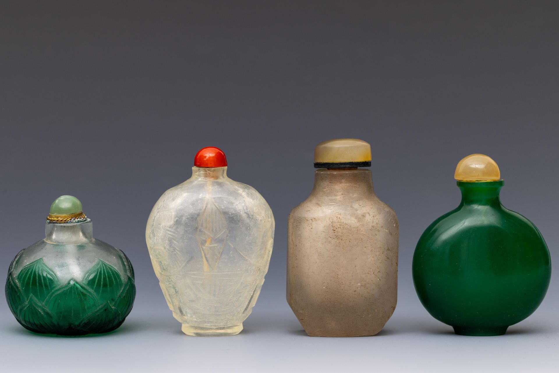 China, four green and translucent glass snuff bottles and stoppers, late Qing dynasty (1644-1912), - Bild 3 aus 3