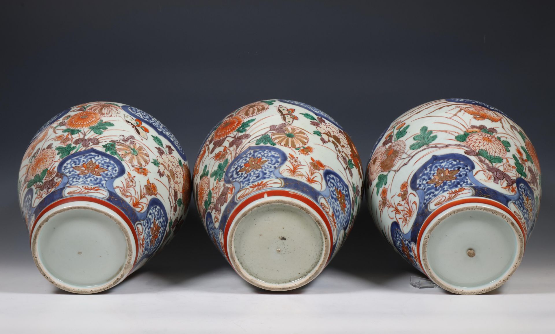 Japan, five-part Imari porcelain garniture, 18th century, - Bild 6 aus 8