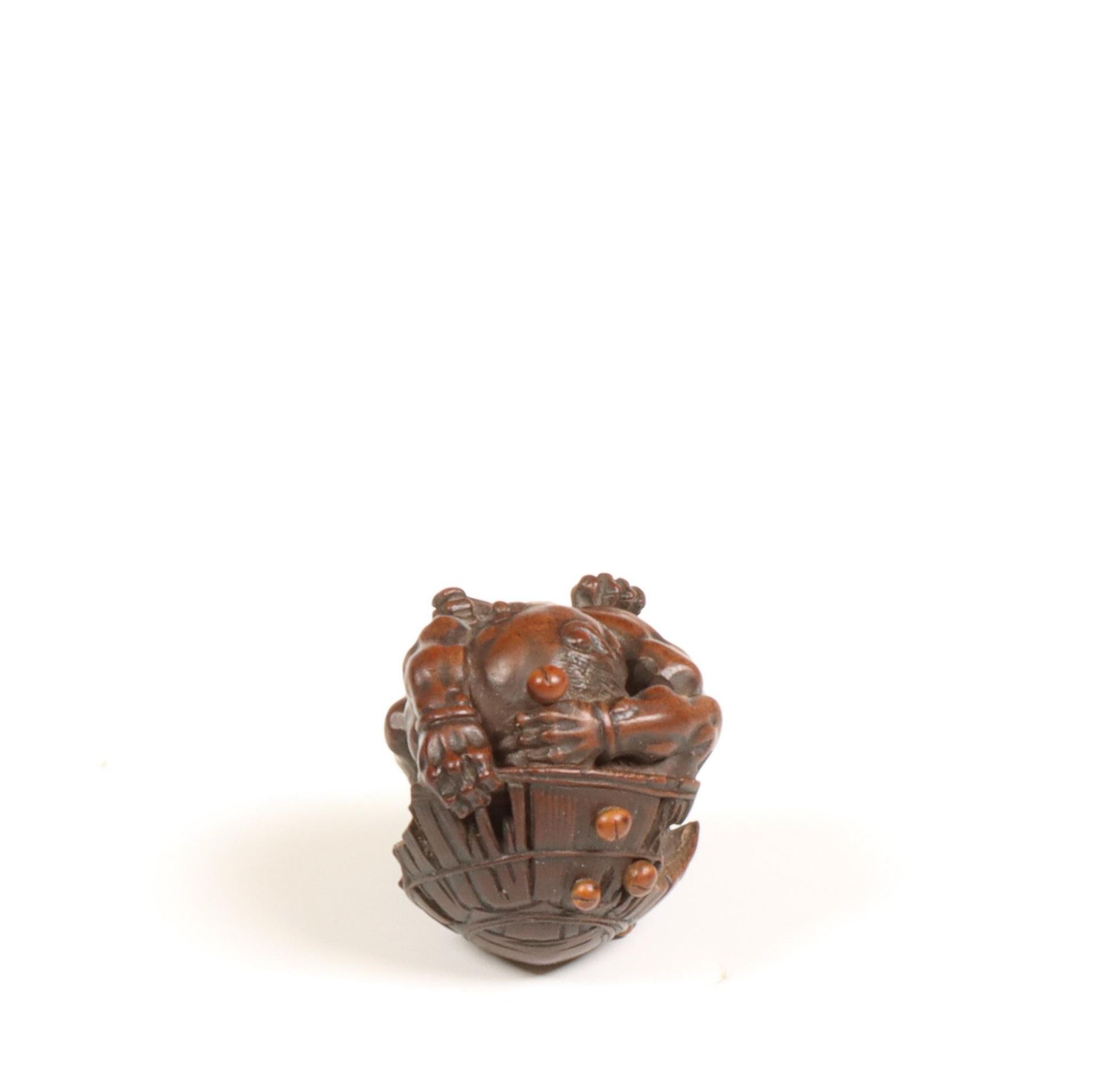 Japan, boxwood netsuke 'oni hiding under hat during Setsubun', Edo period, (1615-1868); - Bild 3 aus 5