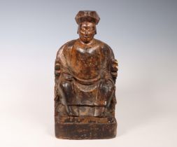 China, lacquered woorden model of a dignitary, 18th/ 19th century,