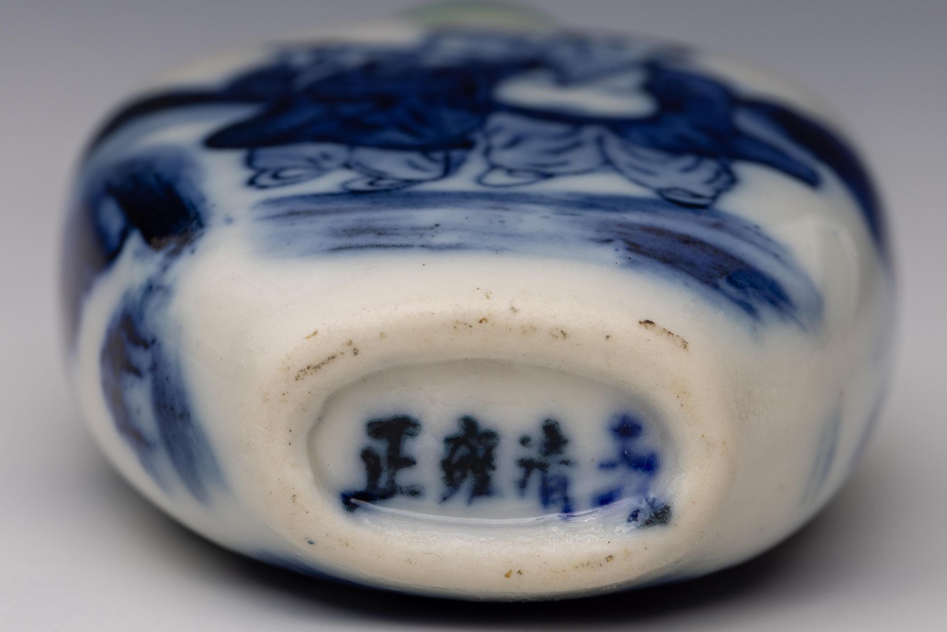 China, four blue and white porcelain figural snuff bottles and stoppers, 19th-20th century, - Bild 3 aus 3