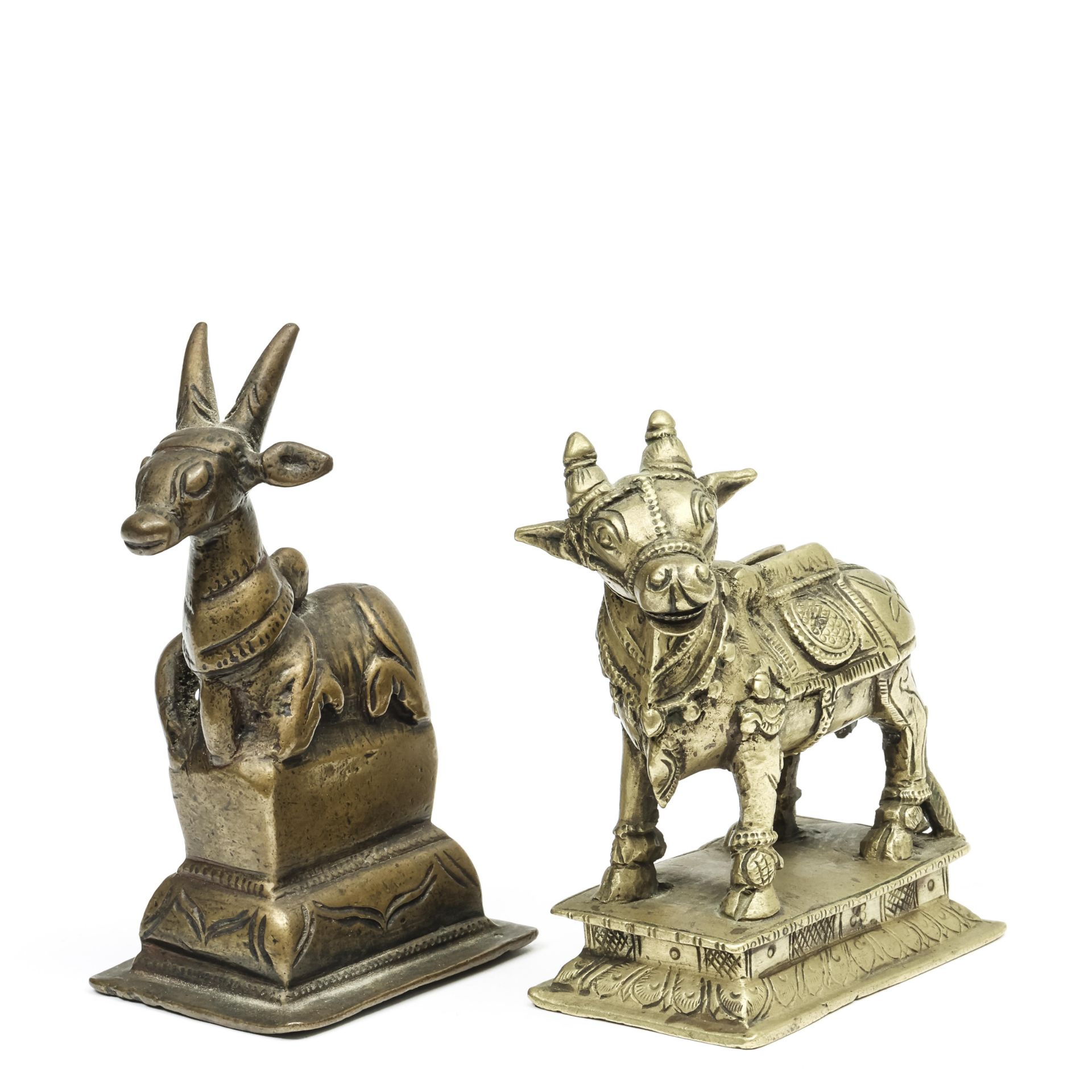 Noord-India, two bronze Nandi figures, 19th century; - Image 4 of 4