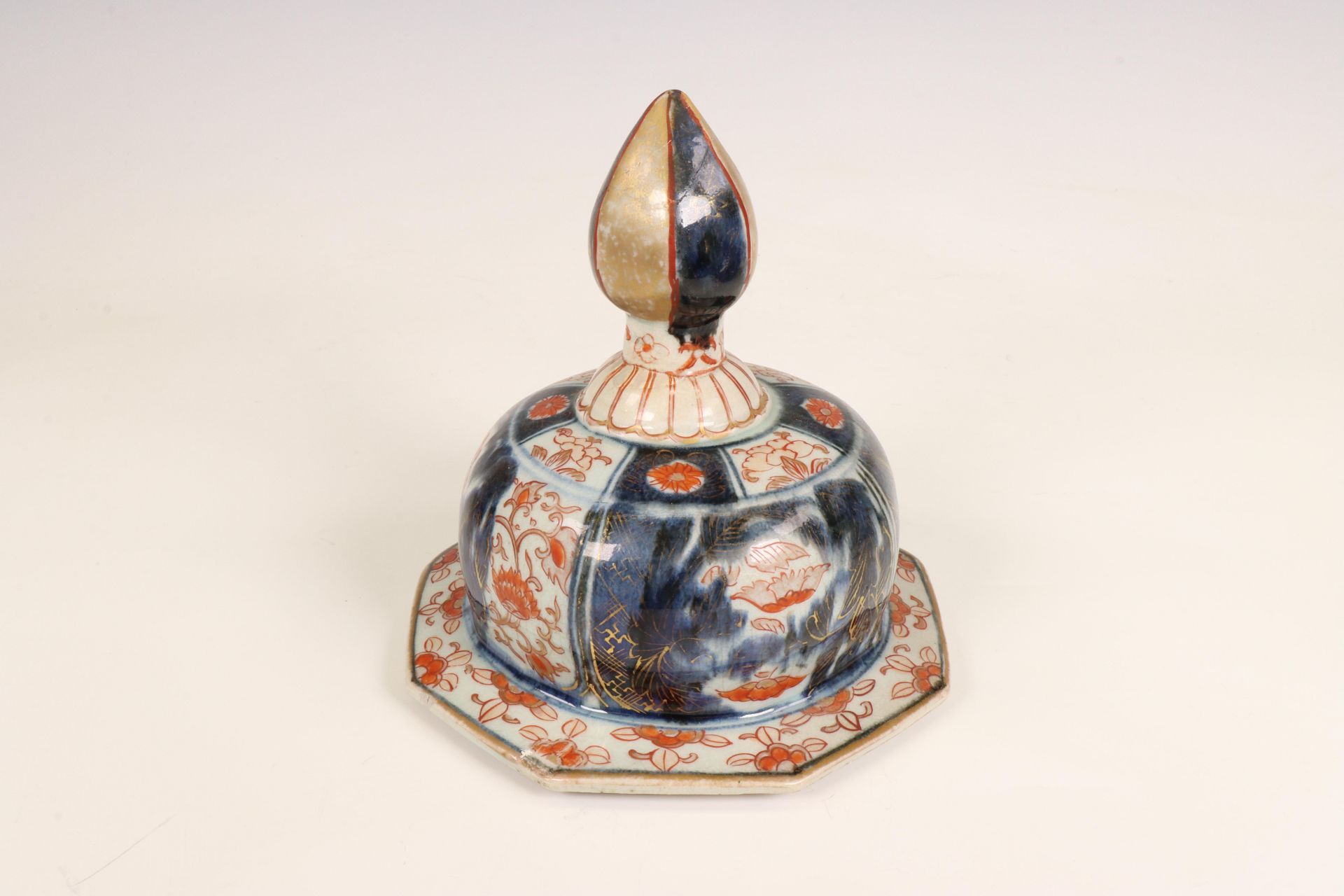 Japan, a pair of octagonal Imari porcelain baluster jars and covers, 17th-18th century, - Bild 5 aus 6