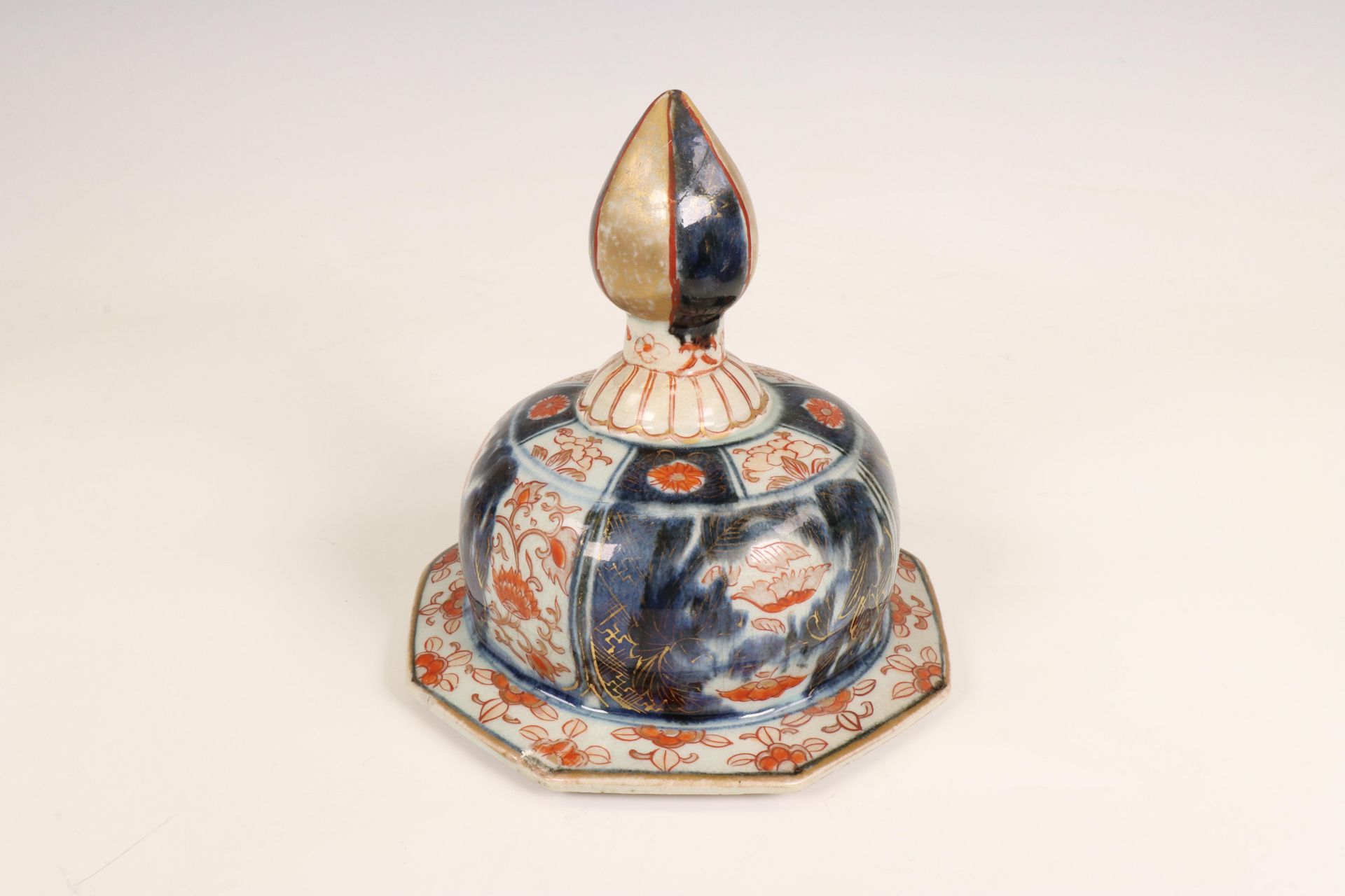 Japan, a pair of octagonal Imari porcelain baluster jars and covers, 17th-18th century, - Image 5 of 6