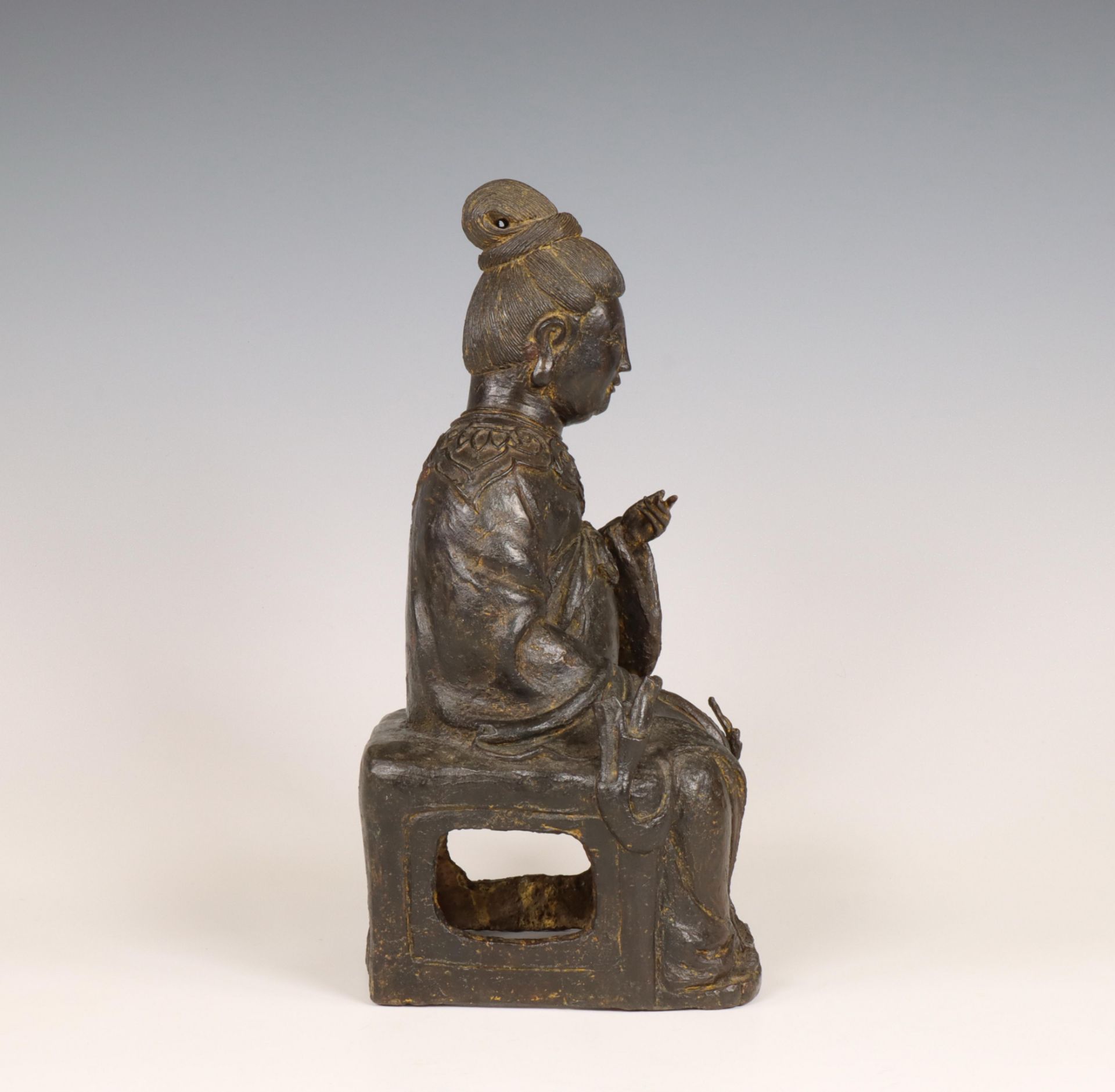 China, a bronze figure of a seated lady, Yuan-Ming dynasty, ca. 14th century, - Bild 6 aus 8