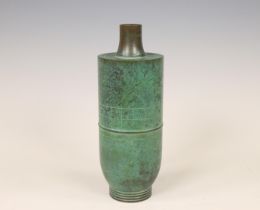 Japan, green patinated bronze vase, signed Hasuda Shugoro (1915-2010),