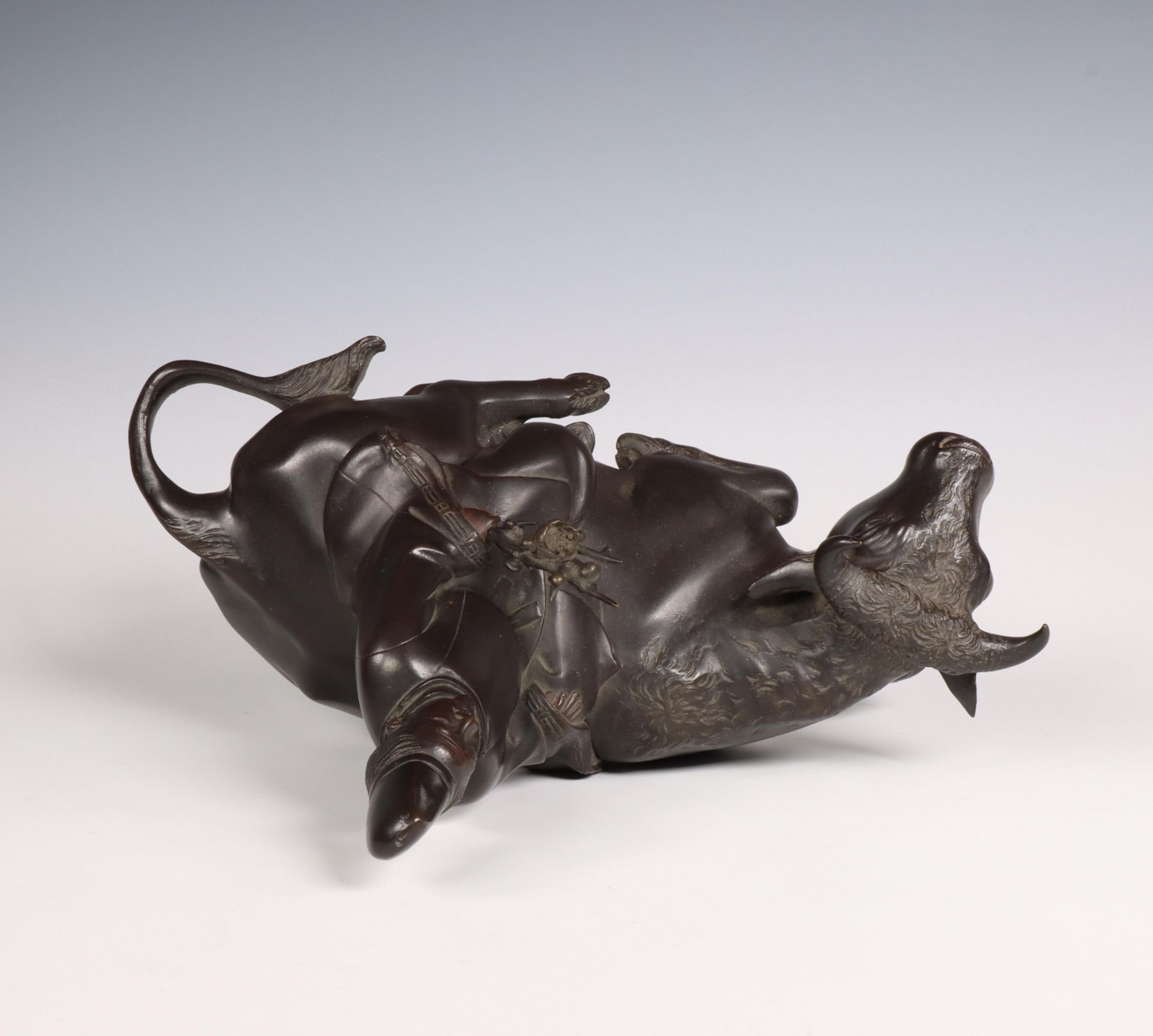 China, a bronze 'Immortal and buffalo' group, late Qing Dynasty (1368-1912), - Bild 4 aus 6