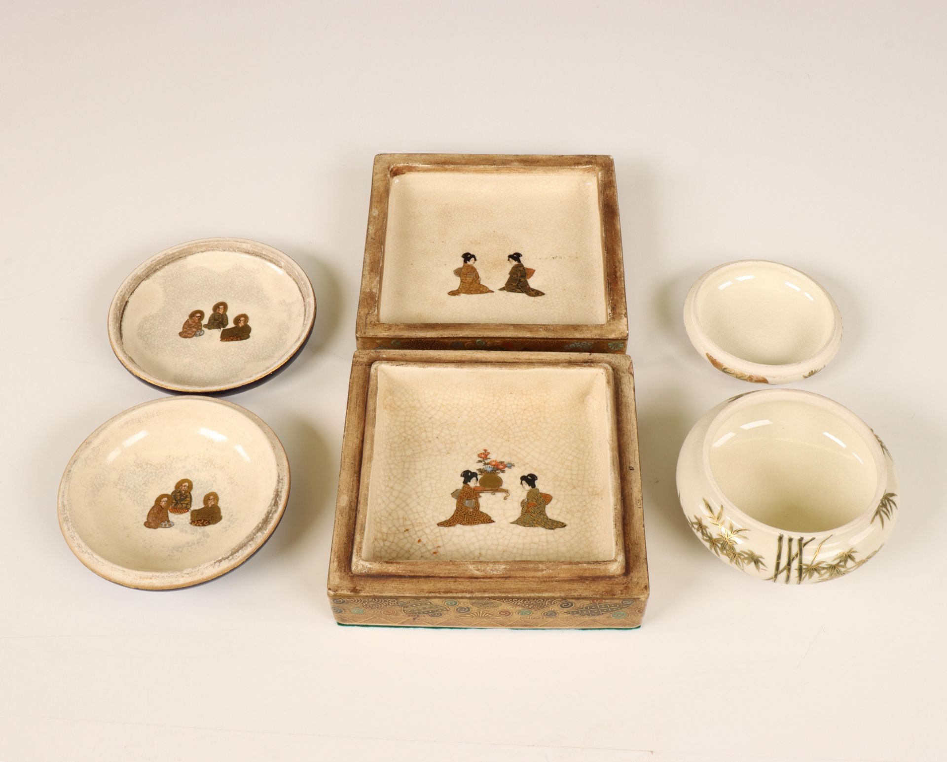 Japan, three various Satsuma porcelain boxes and covers, 19th century, - Bild 3 aus 3