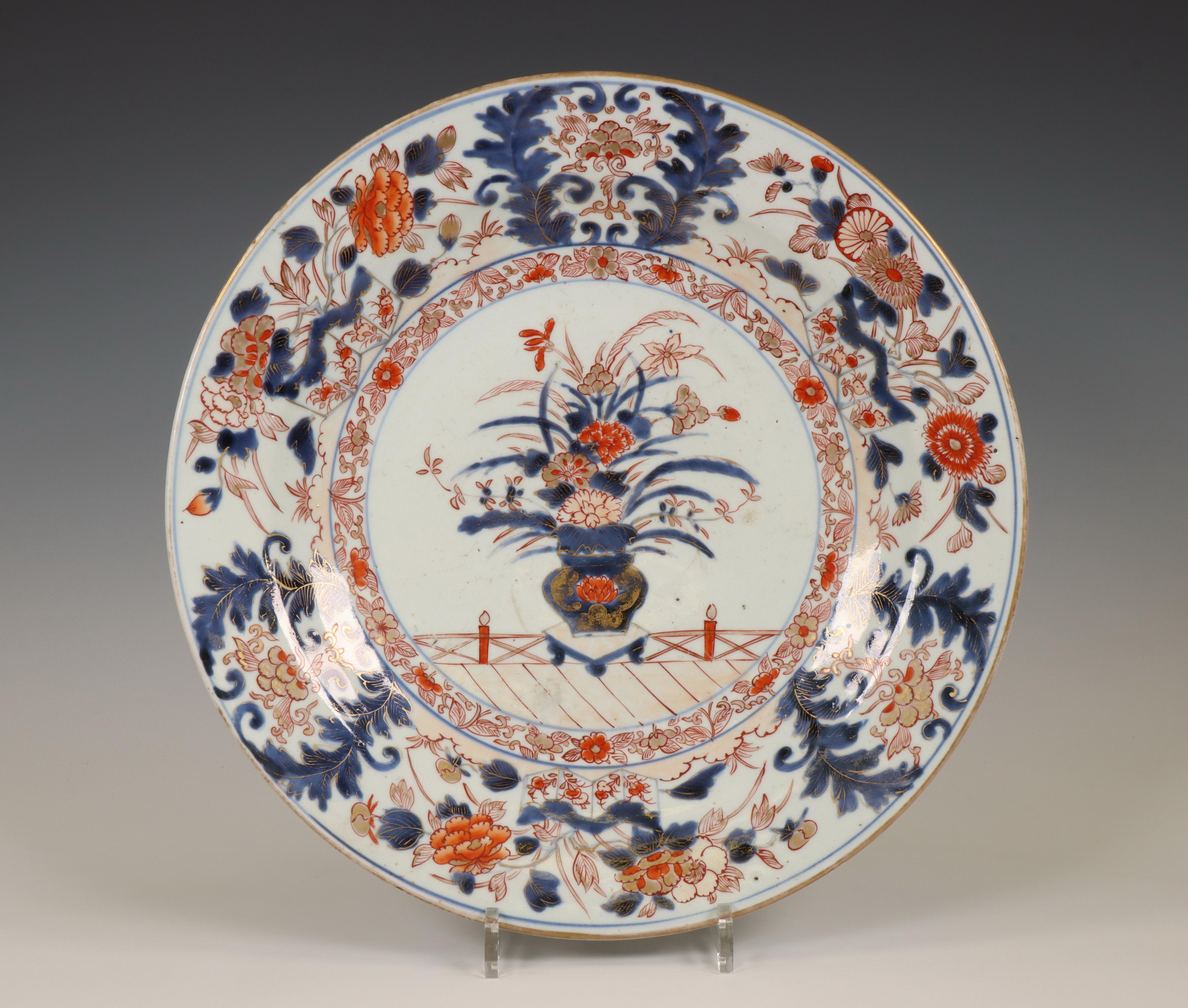 Japan, an Imari porcelain dish, 17th/ 18th century,