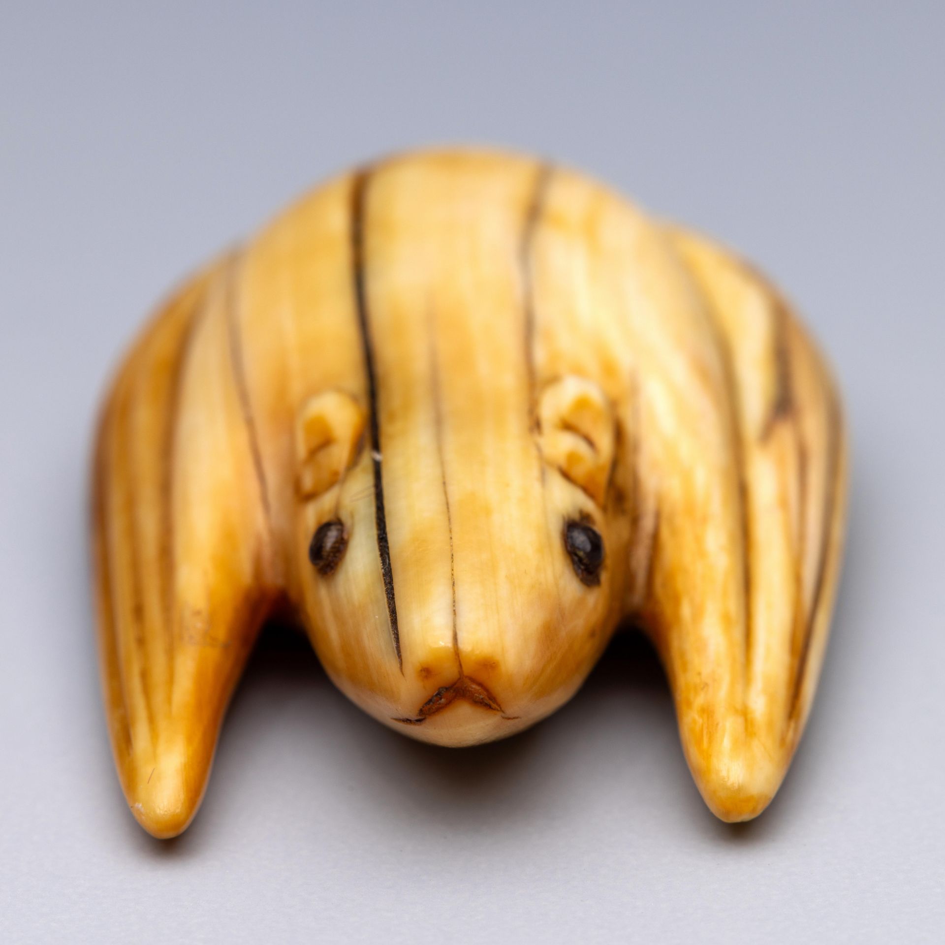 Japan, an ivory netsuke, Edo period (1603-1868), early 19th century, - Bild 2 aus 3