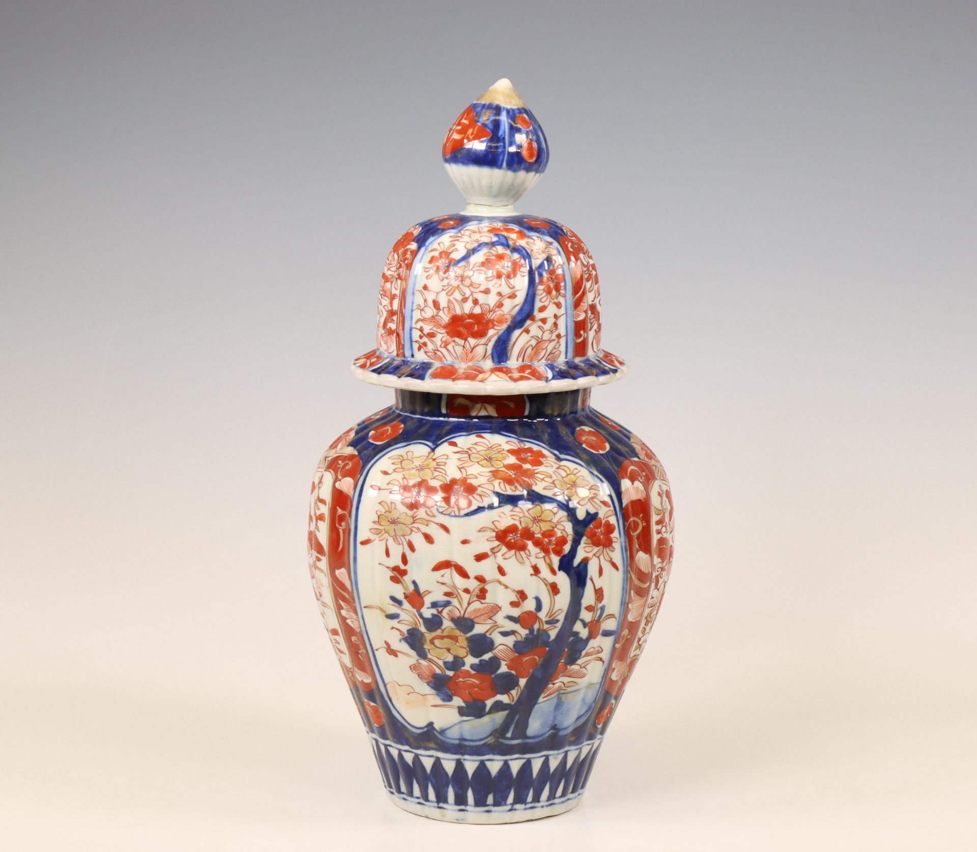 Japan, Imari porcelain baluster jar and cover, 19th/ 20th century,