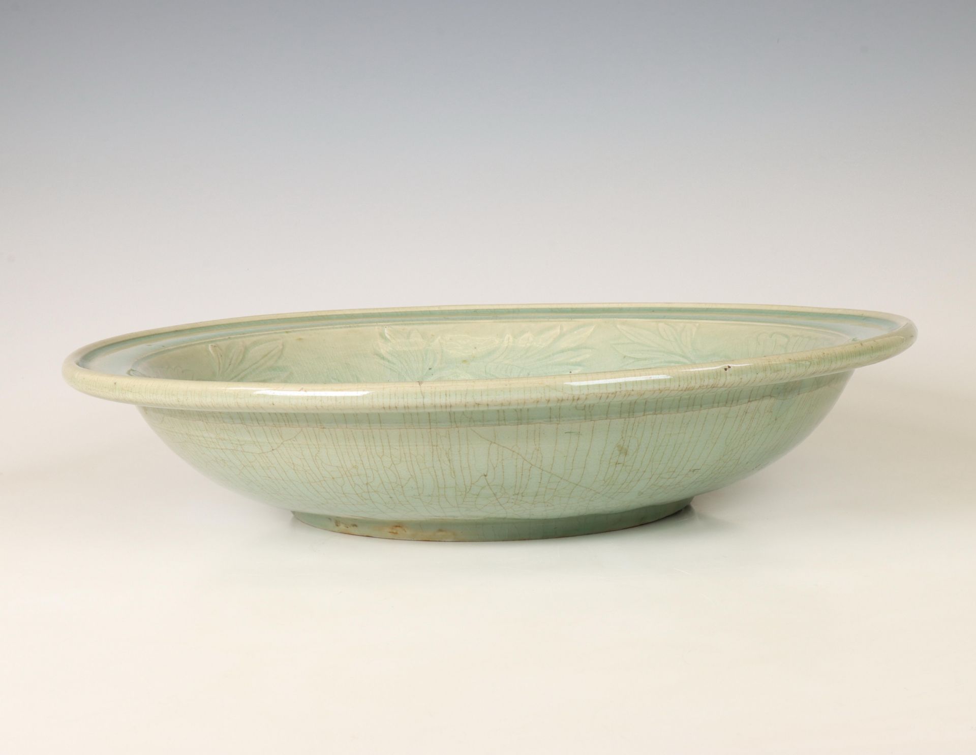 Thailand, a Sukhothai green-glazed dish, ca. 16th century, - Bild 2 aus 3