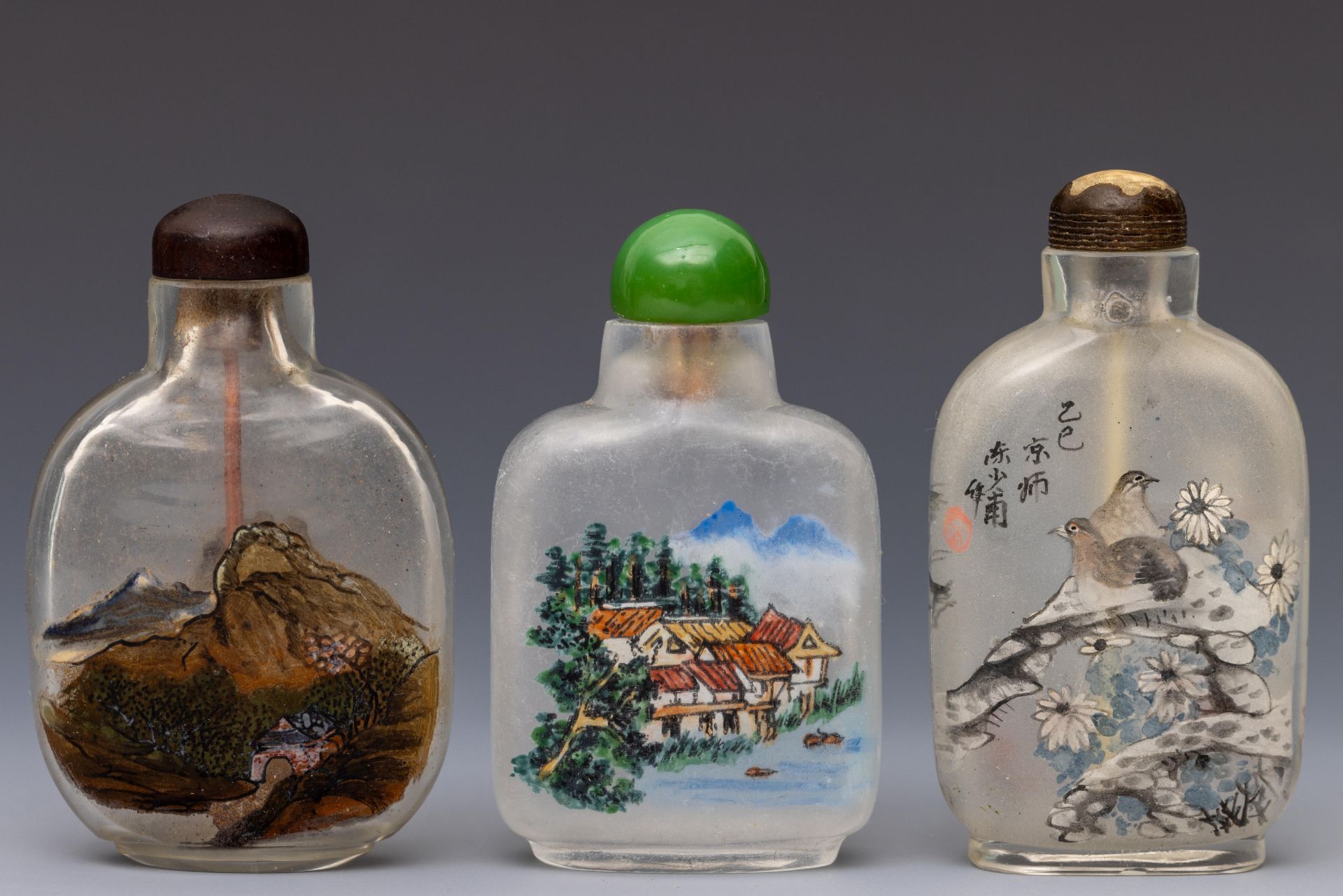 China, three reverse glass painted snuff bottles and stoppers, 20th century, - Bild 2 aus 2