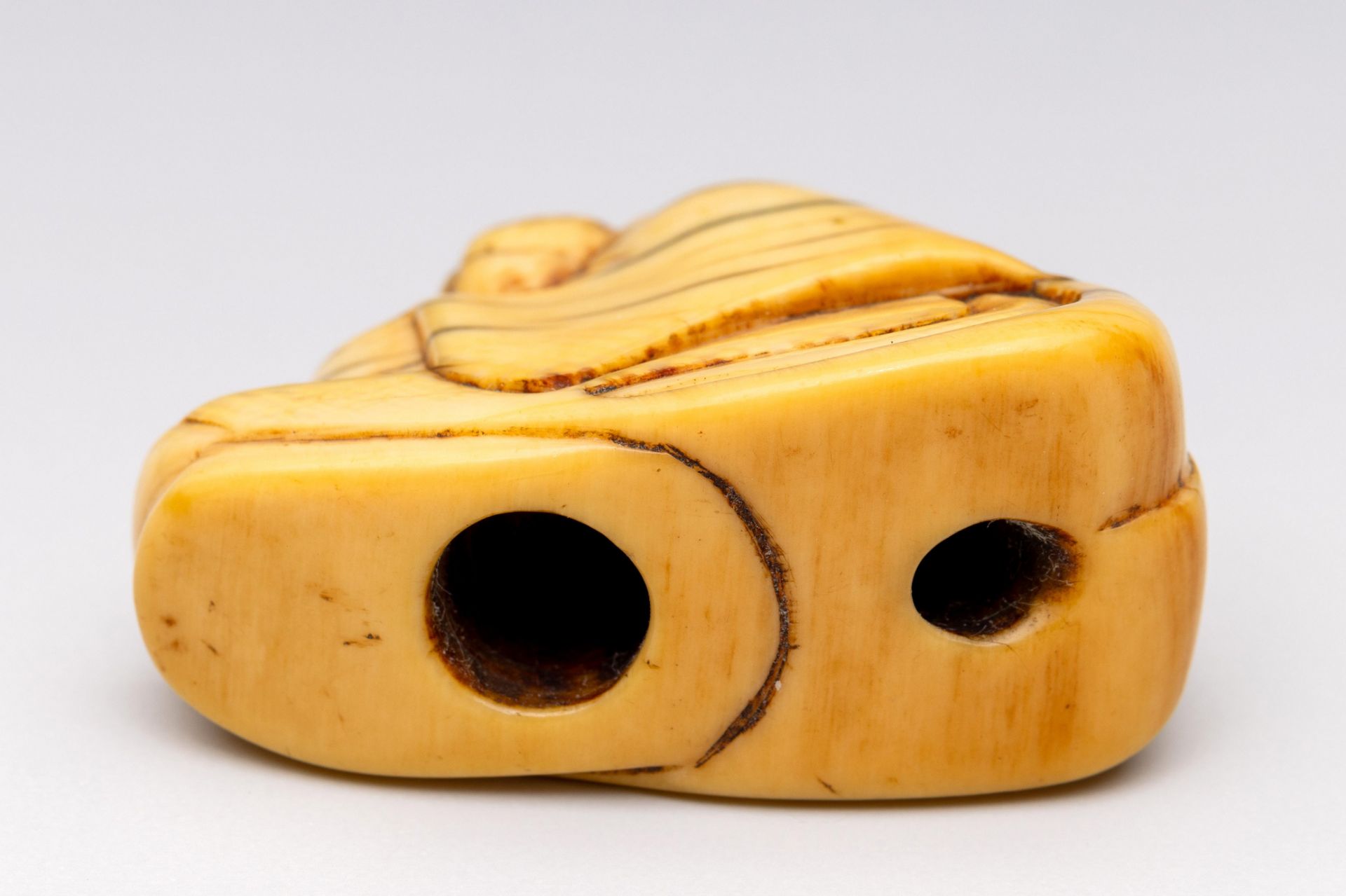 Japan, an ivory netsuke, Edo period (1603-1868), late 18th/ 19th century, - Bild 3 aus 3