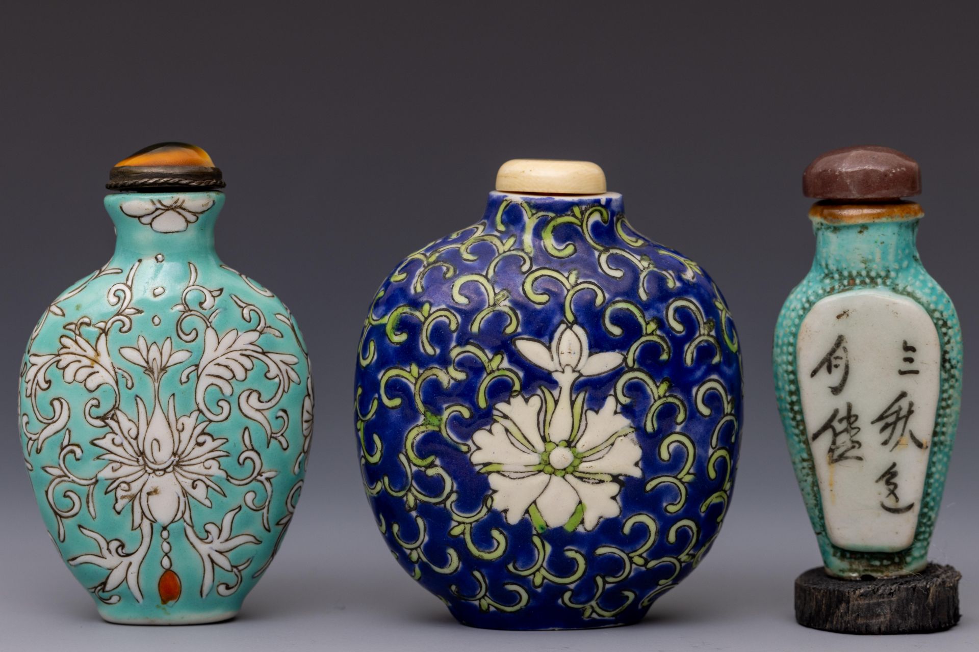 China, three polychrome porcelain snuff bottles and stoppers, late Qing dynasty (1644-1912), - Bild 2 aus 2