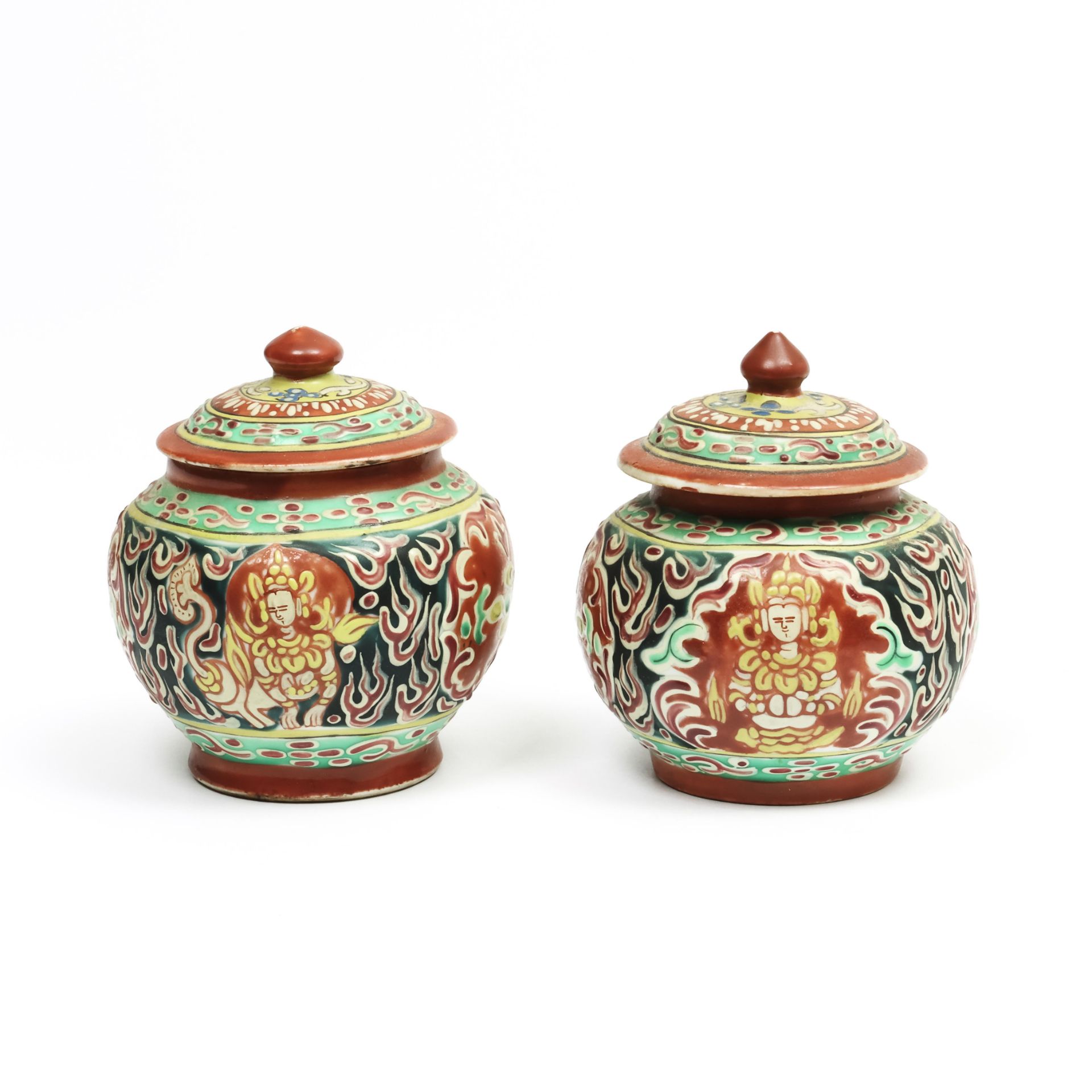 China, a pair of 'Thai market' famille rose porcelain jars and covers, 19th century, - Bild 3 aus 3