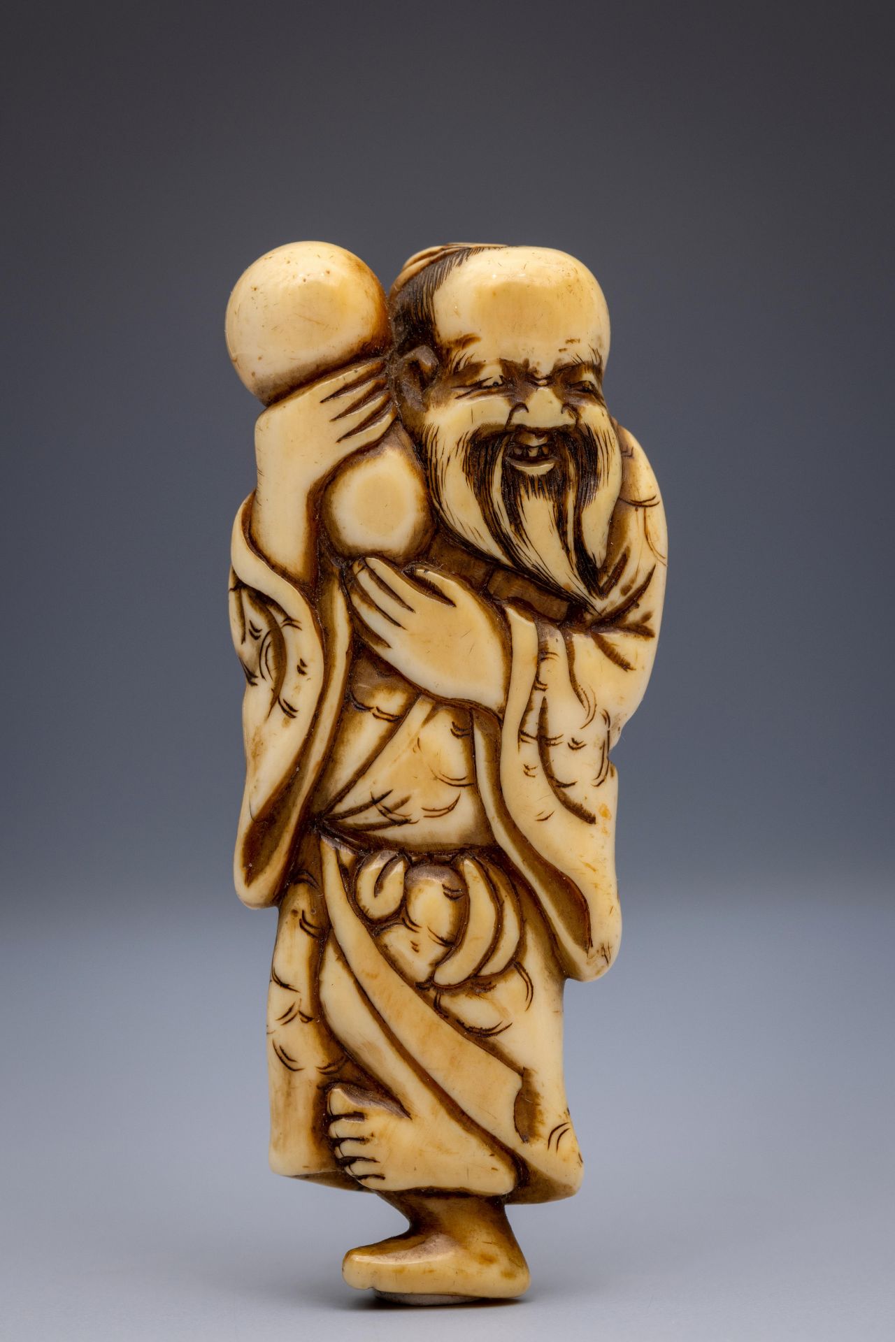 Japan, an ivory netsuke, Edo period (1603-1868), ca. 1800, - Bild 2 aus 2