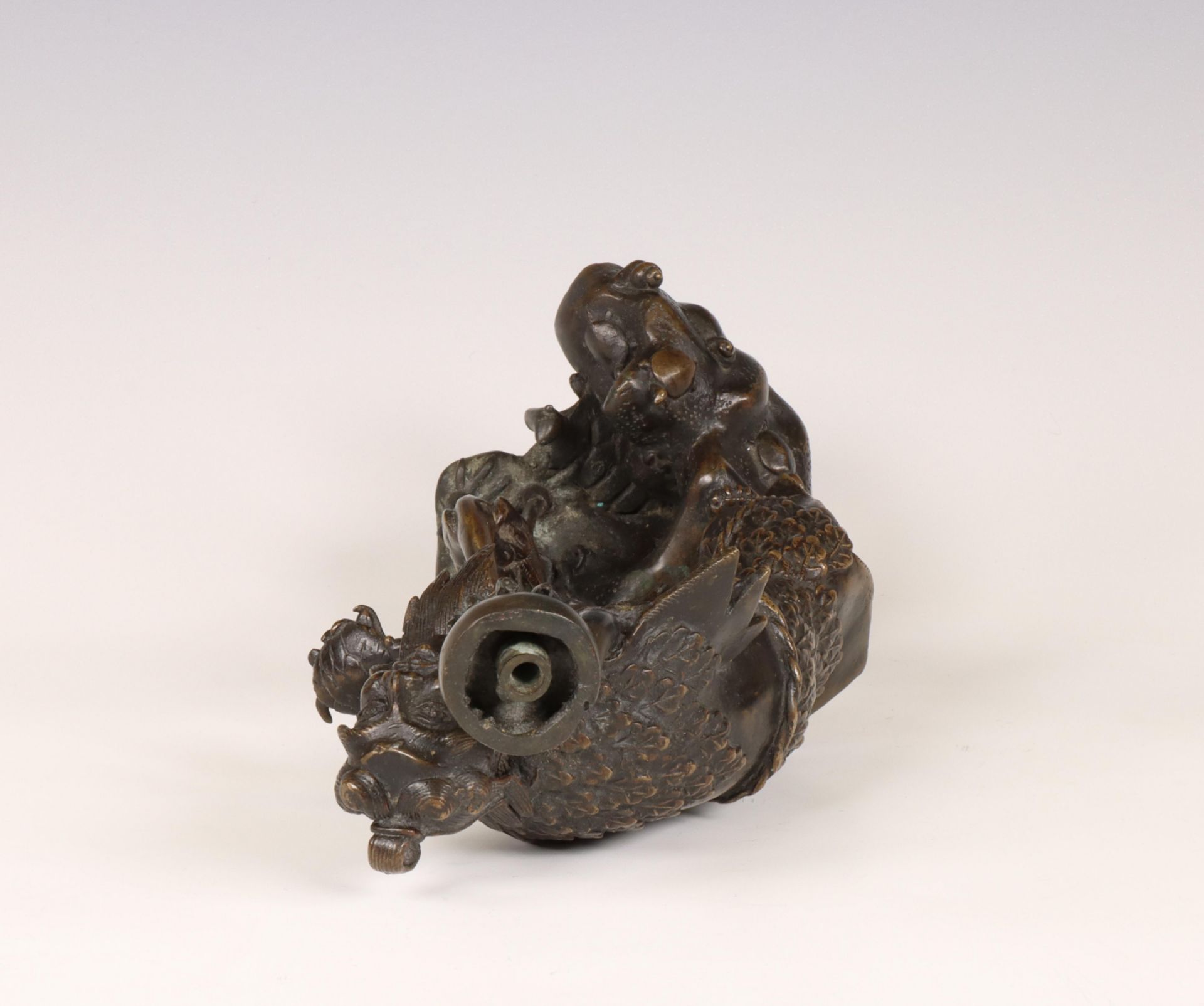 China, a bronze incense holder in the shape of an immortal, Ming dynasty, 17th century, - Bild 4 aus 6