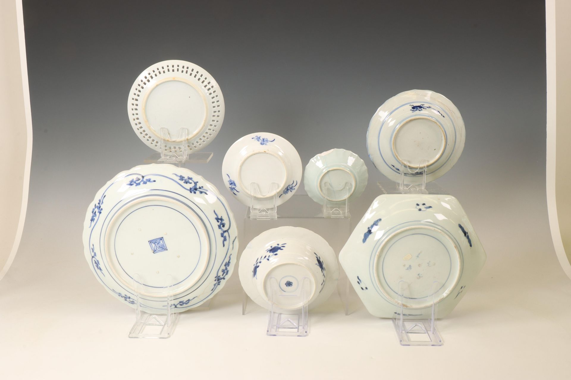 Japan and China, a collection of blue and white porcelain dishes, 17th-18th century, - Bild 4 aus 4