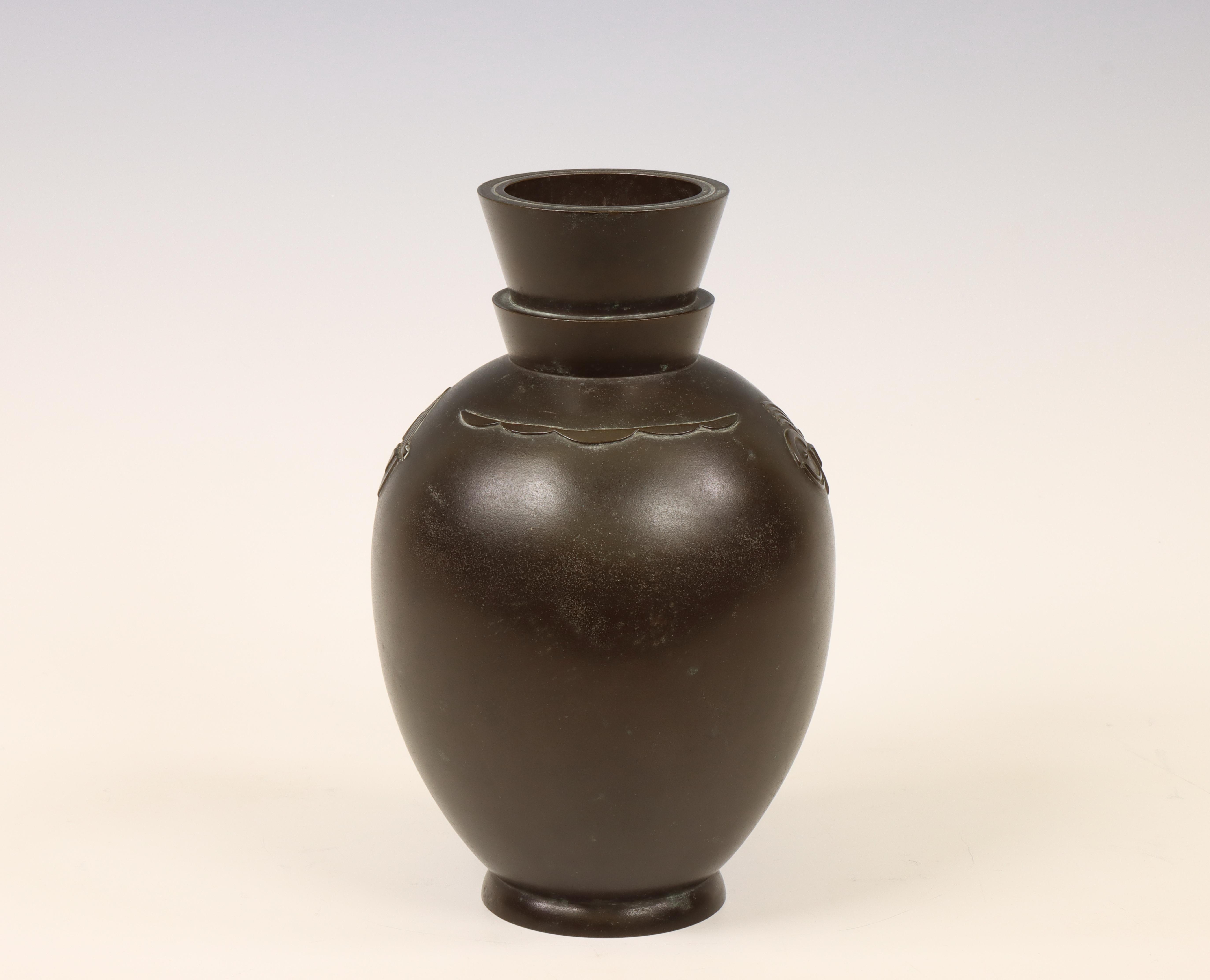 Japan, a bronze Art Deco vase, signed Horo Joshin (1907-1993), Taisho periode (1912-1926), - Image 3 of 3