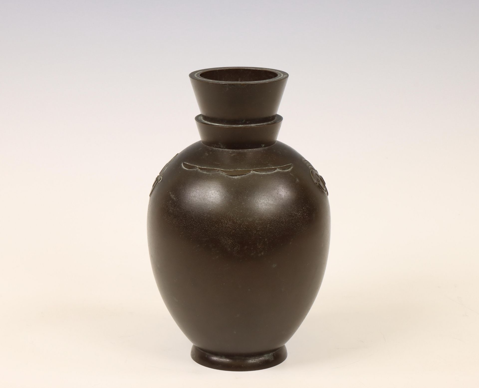 Japan, a bronze Art Deco vase, signed Horo Joshin (1907-1993), Taisho periode (1912-1926), - Bild 3 aus 3