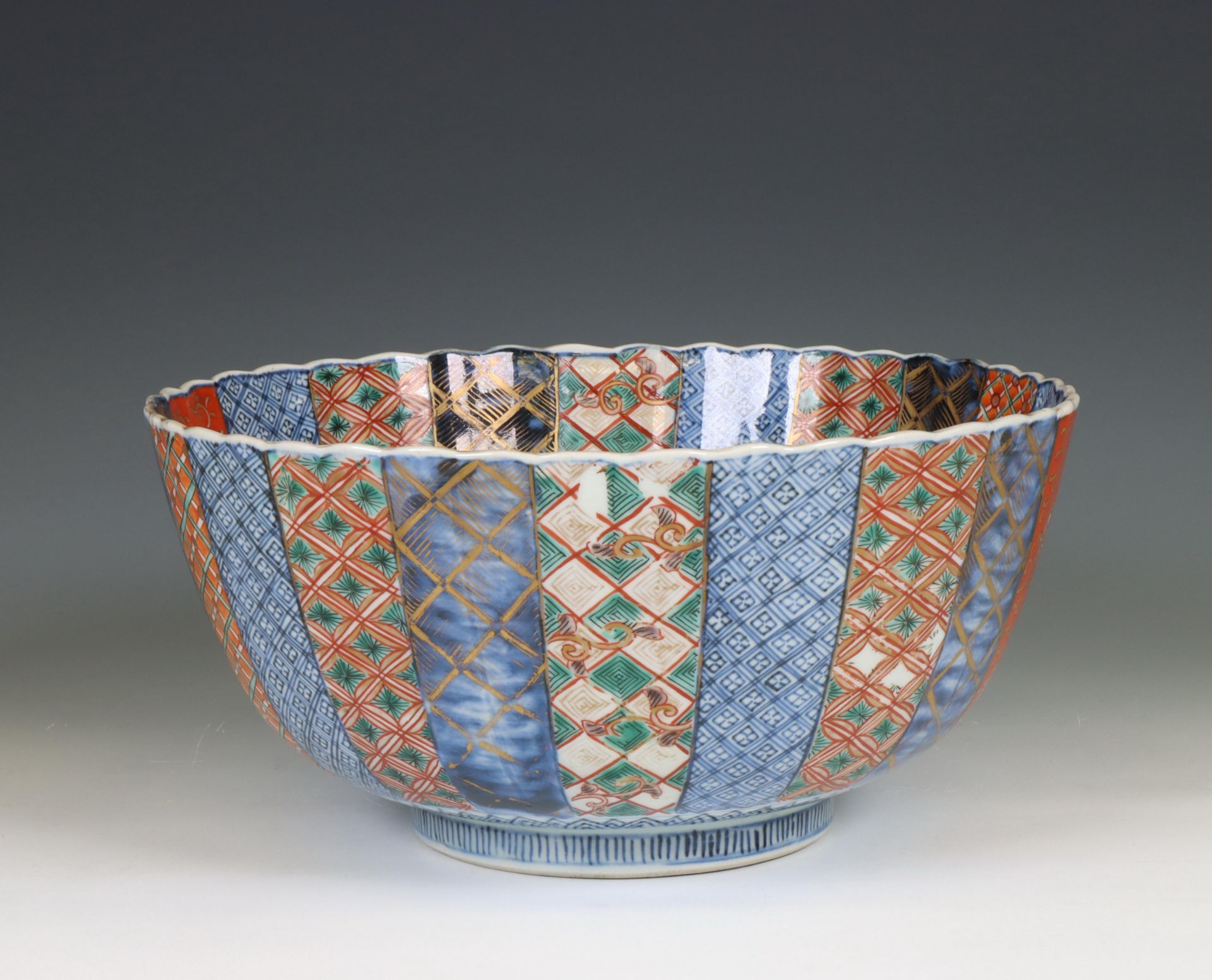 Japan, an Imari porcelain bowl, 20th century,