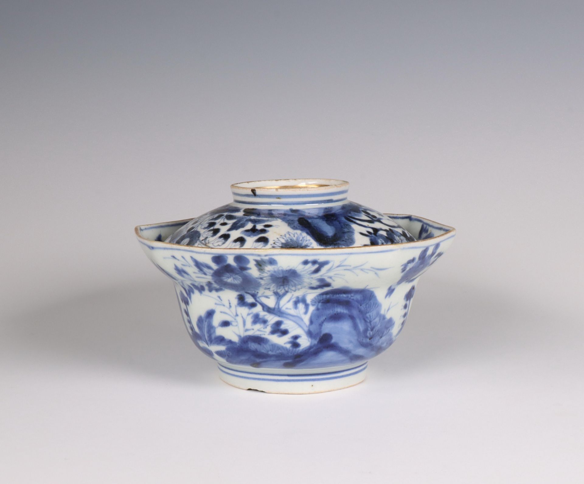 Japan, a blue and white Arita bowl with an associated cover, 17th/ 18th century,