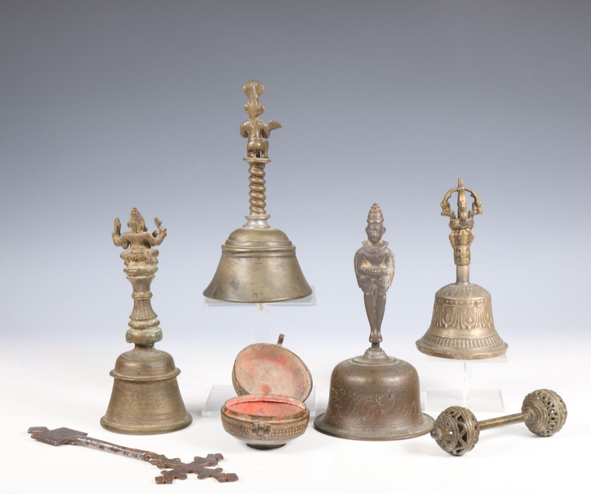 India, four temple bells, a rattle and a pigment container, ca. 1900 or later. - Bild 2 aus 2