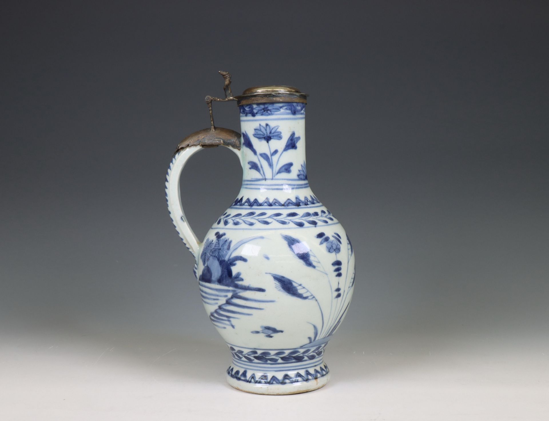 Japan, Arita blue and white silver-mounted porcelain jug, 17th century, the silver later, - Bild 2 aus 7