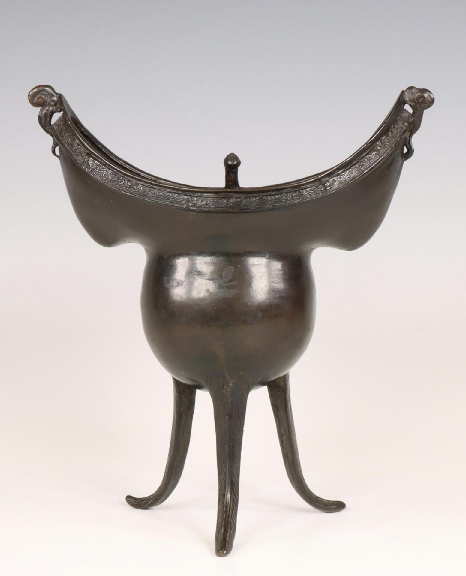 China, a bronze tripod ritual wine vessel, yue, Yuan or early Ming dynasty, 14th/ 15th century, - Bild 5 aus 5