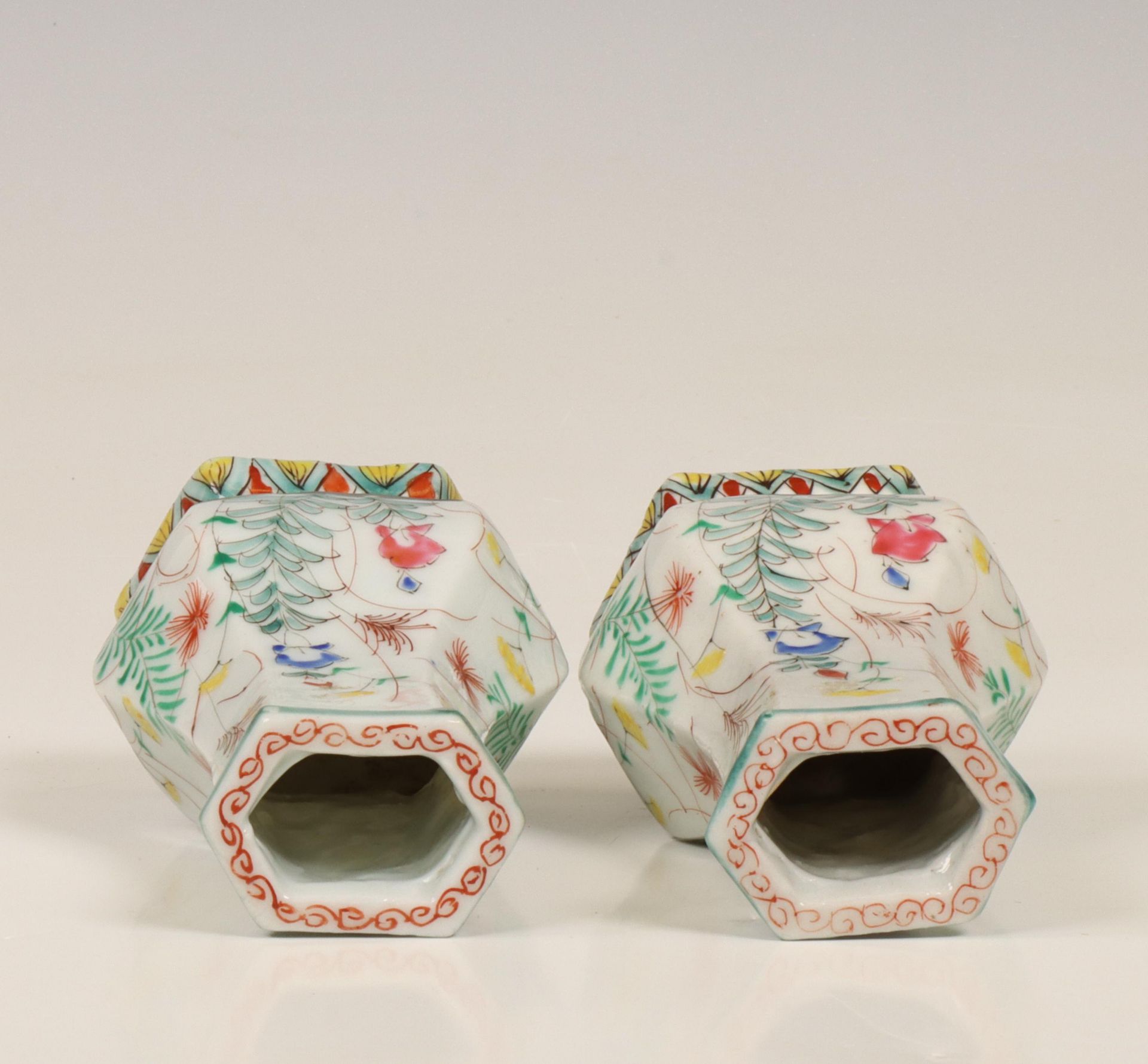 Japan, a pair of small famille rose porcelain vases, ca. 1900, - Bild 3 aus 4