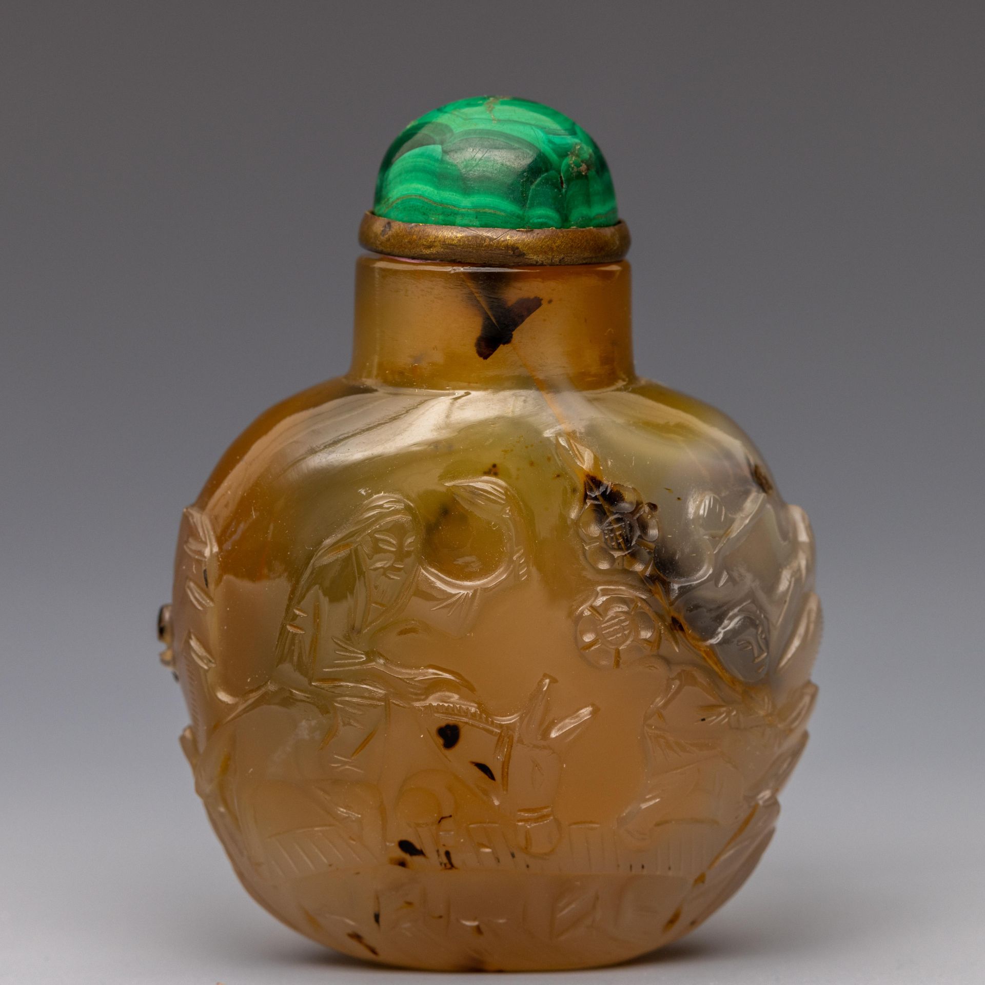 China, a carved agate snuff bottle and cover, - Bild 2 aus 3