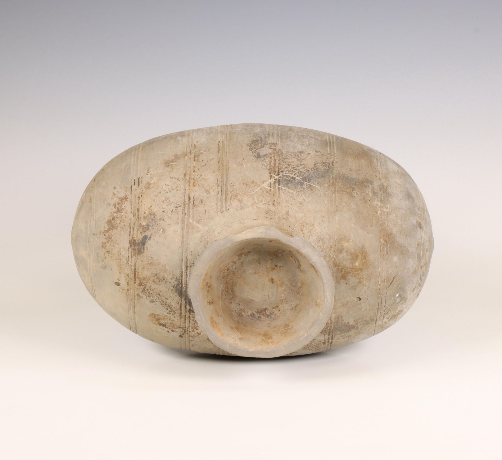 China, grey earthenware cocoon vase, Han dynasty (206 BC-220 AD), - Bild 5 aus 6