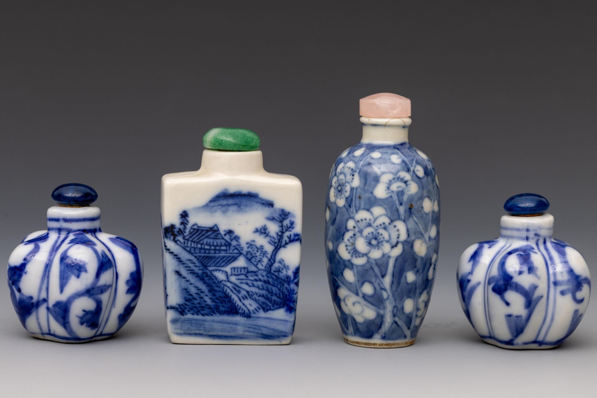 China, four blue and white porcelain snuff bottles and stoppers, 19th-20th century, - Bild 2 aus 3