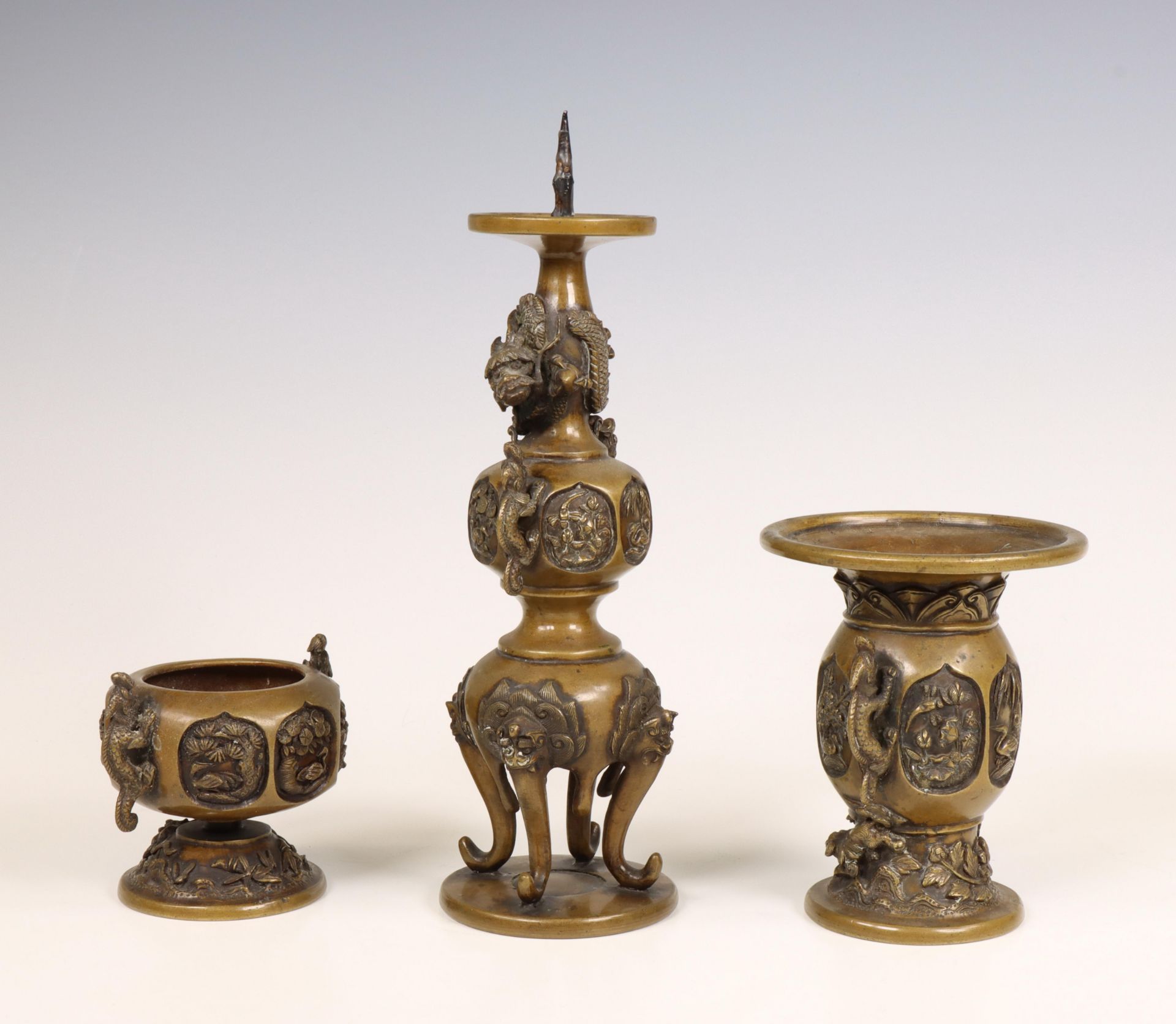 China, a three-piece bronze altar set, 19th century, - Bild 3 aus 3