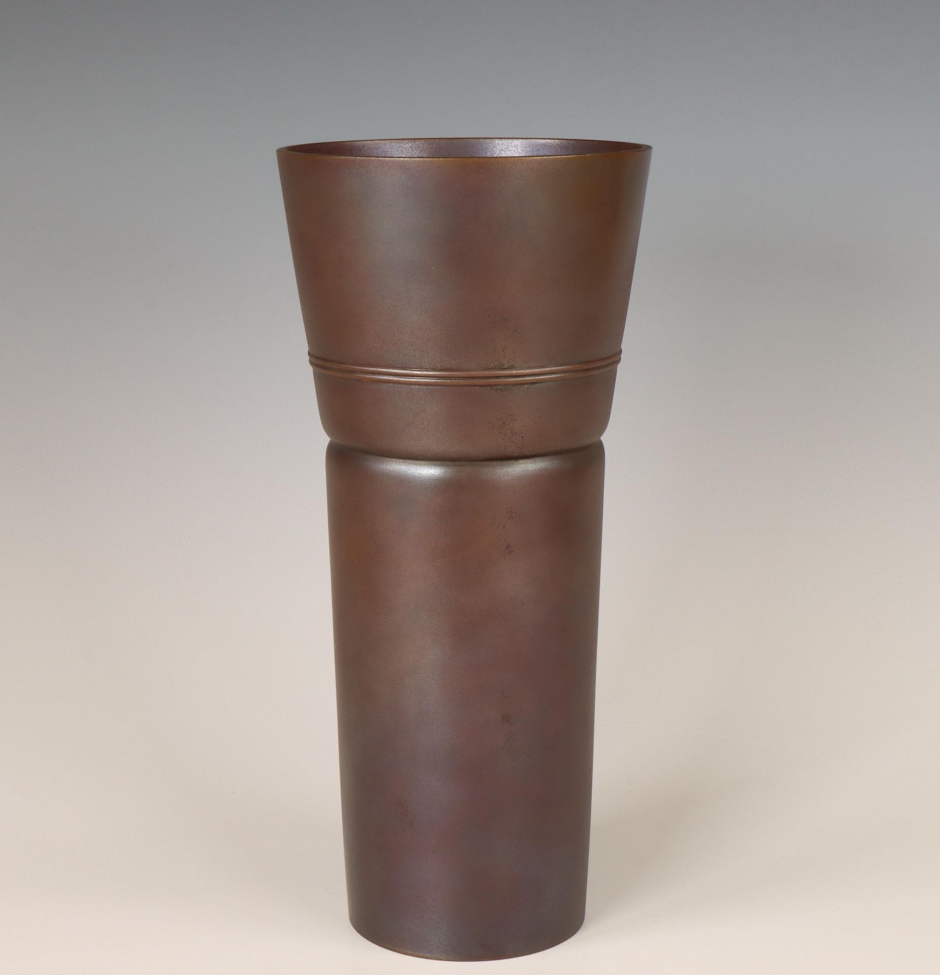 Japan, metal-coloured patinated bronze beaker vase, signed Aida Tomiyasu (1901-1987), - Image 5 of 5