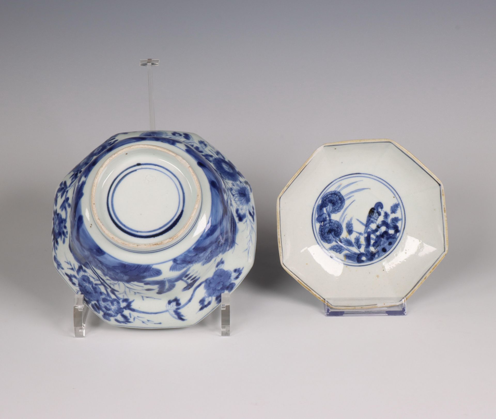 Japan, a blue and white Arita bowl with an associated cover, 17th/ 18th century, - Bild 2 aus 3