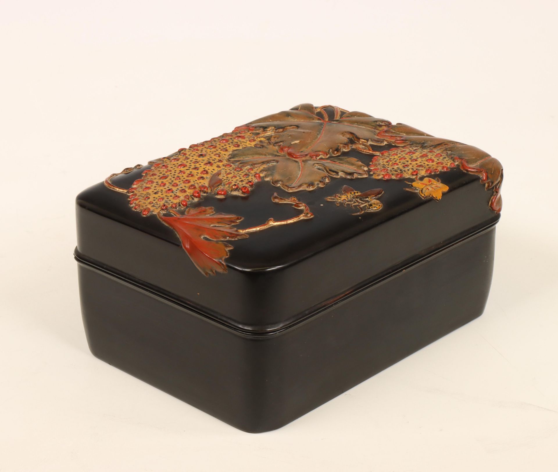 Japan, black-lacquer decorated box and cover, early 20th century, - Bild 3 aus 3