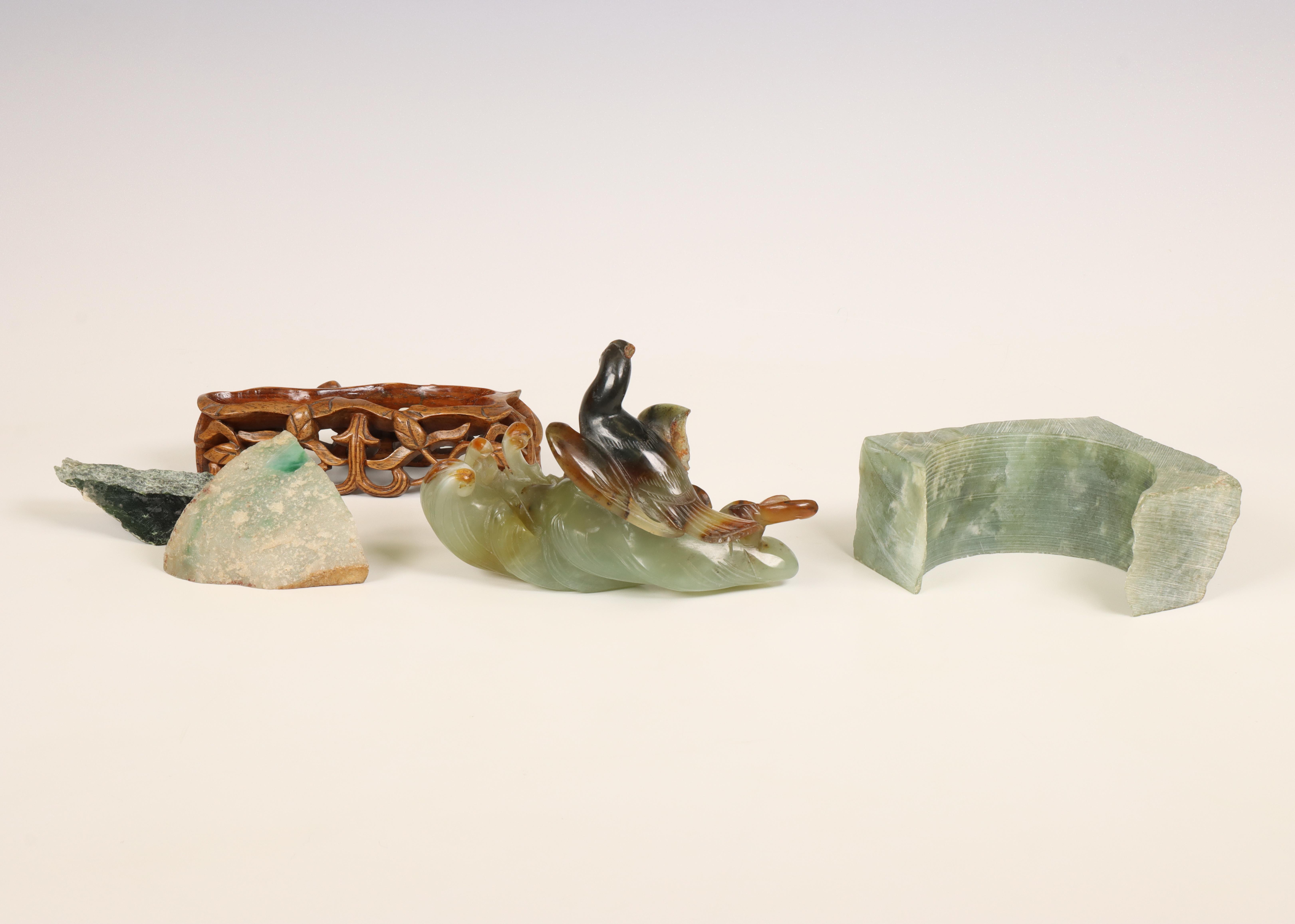 China, jade carving of a bird and three jade stones, late Qing dynasty (1644-1912), - Image 2 of 2