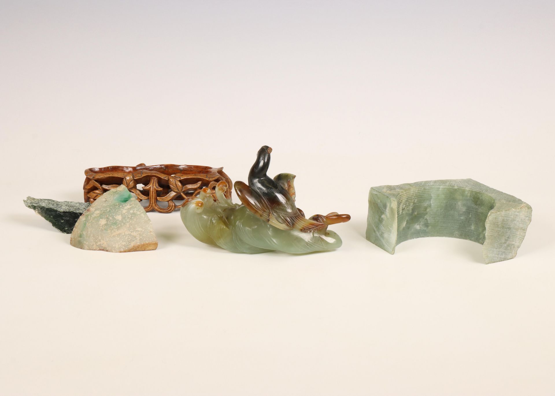 China, jade carving of a bird and three jade stones, late Qing dynasty (1644-1912), - Bild 2 aus 2