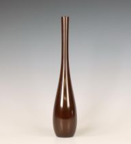 Japan, slender brown-patinated bronze pear-shaped vase, signed Takeshi Kiriyama, 20th century,