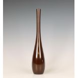 Japan, slender brown-patinated bronze pear-shaped vase, signed Takeshi Kiriyama, 20th century,