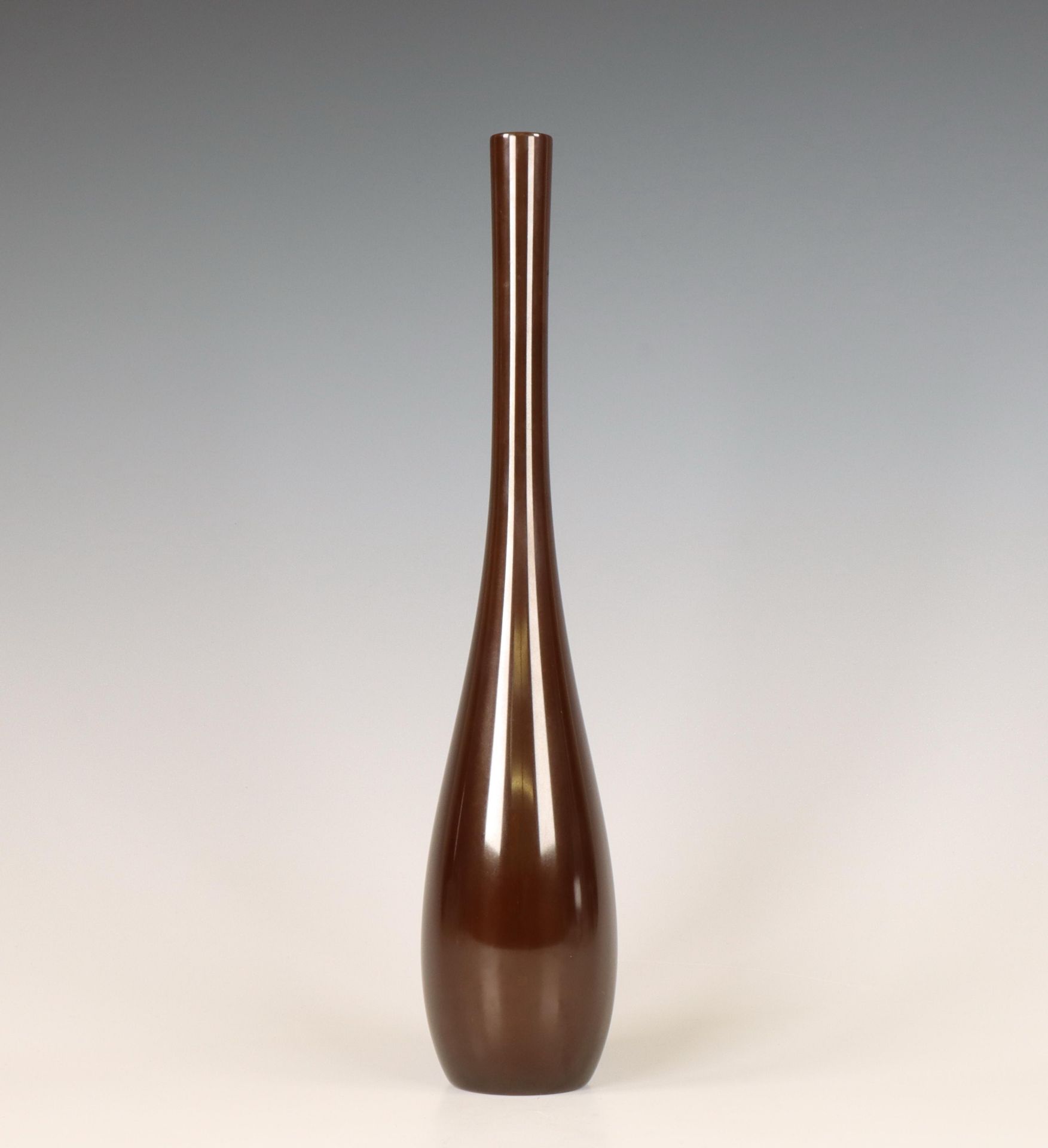 Japan, slender brown-patinated bronze pear-shaped vase, signed Takeshi Kiriyama, 20th century,