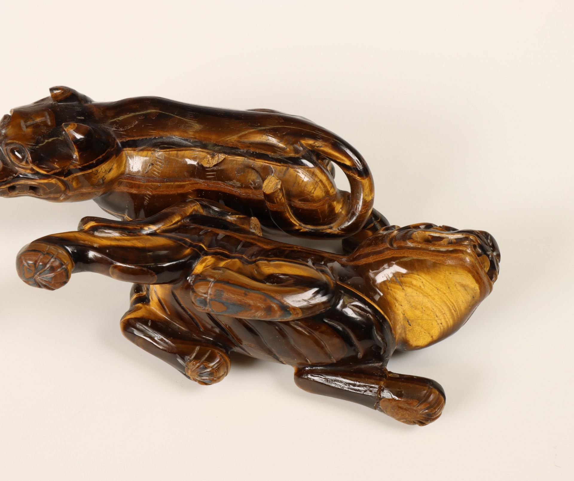 China, pair of tiger's eye models of lions, late Qing dynasty (1644-1912), - Bild 2 aus 3