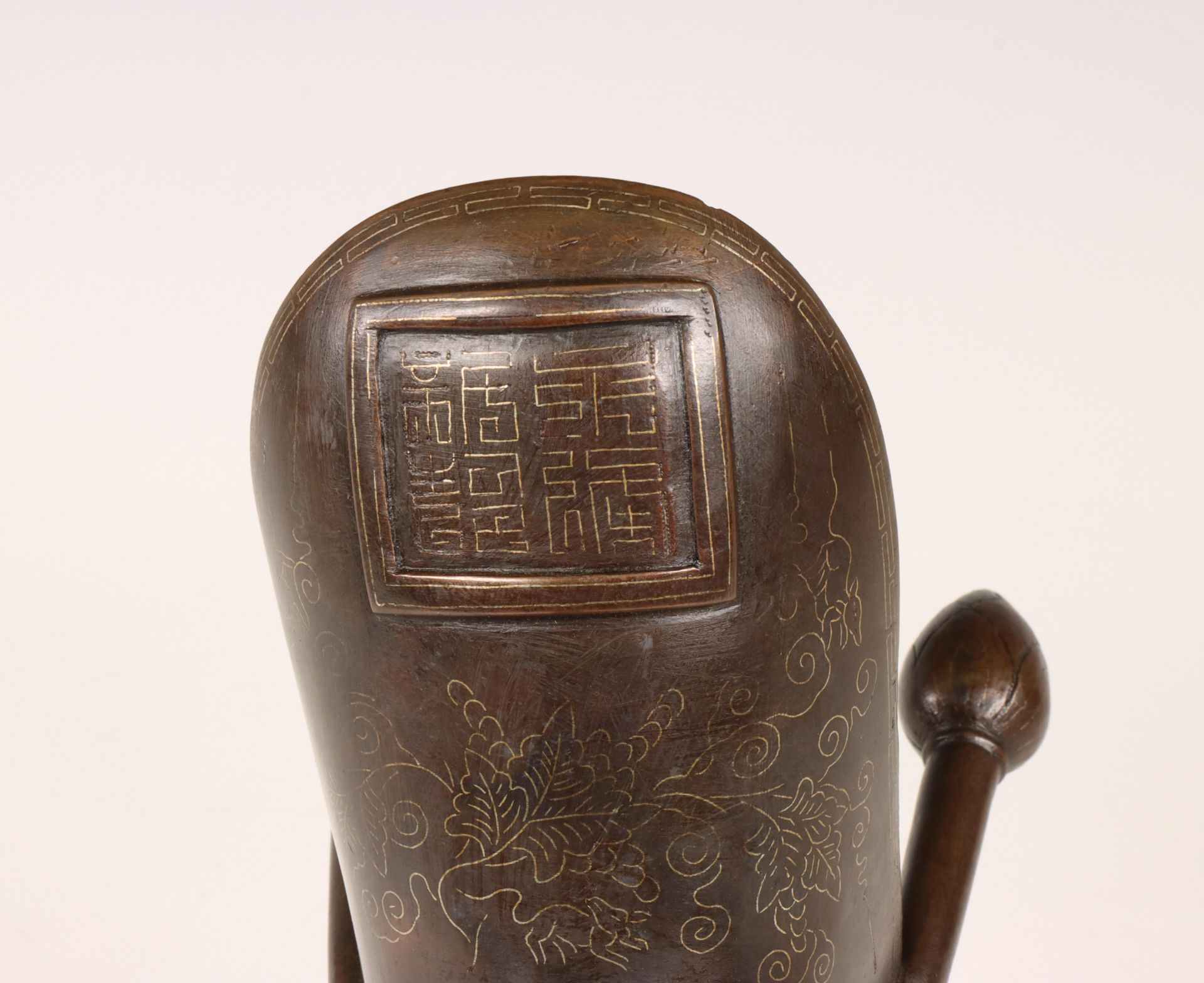 China, a silver-inlaid bronze tripod ritual wine vessel vase, Qing dynasty, 18th century, - Bild 5 aus 7