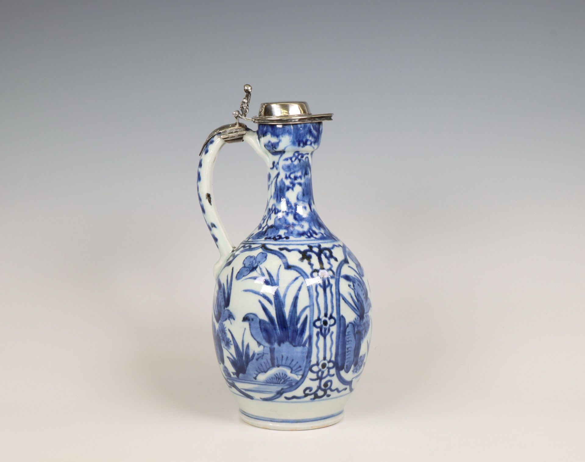 Japan, silver-mounted blue and white Arita porcelain jug, mid-17th century, the silver later, - Bild 2 aus 5