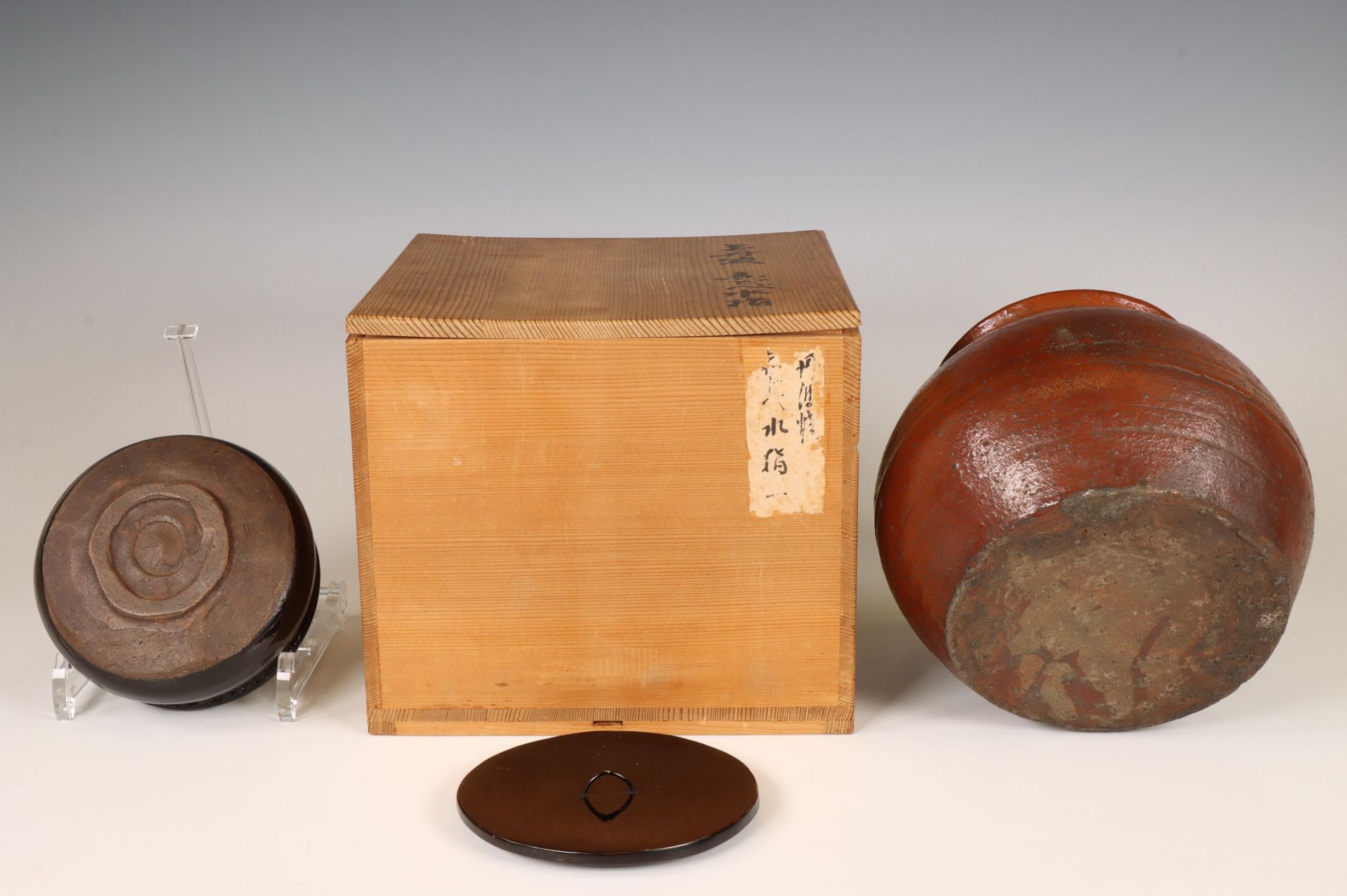 Japan, Tamba ceramic water jar and lacquer cover, Edo period (1603-1868), and a Setoguro chawan, 19t - Bild 2 aus 2